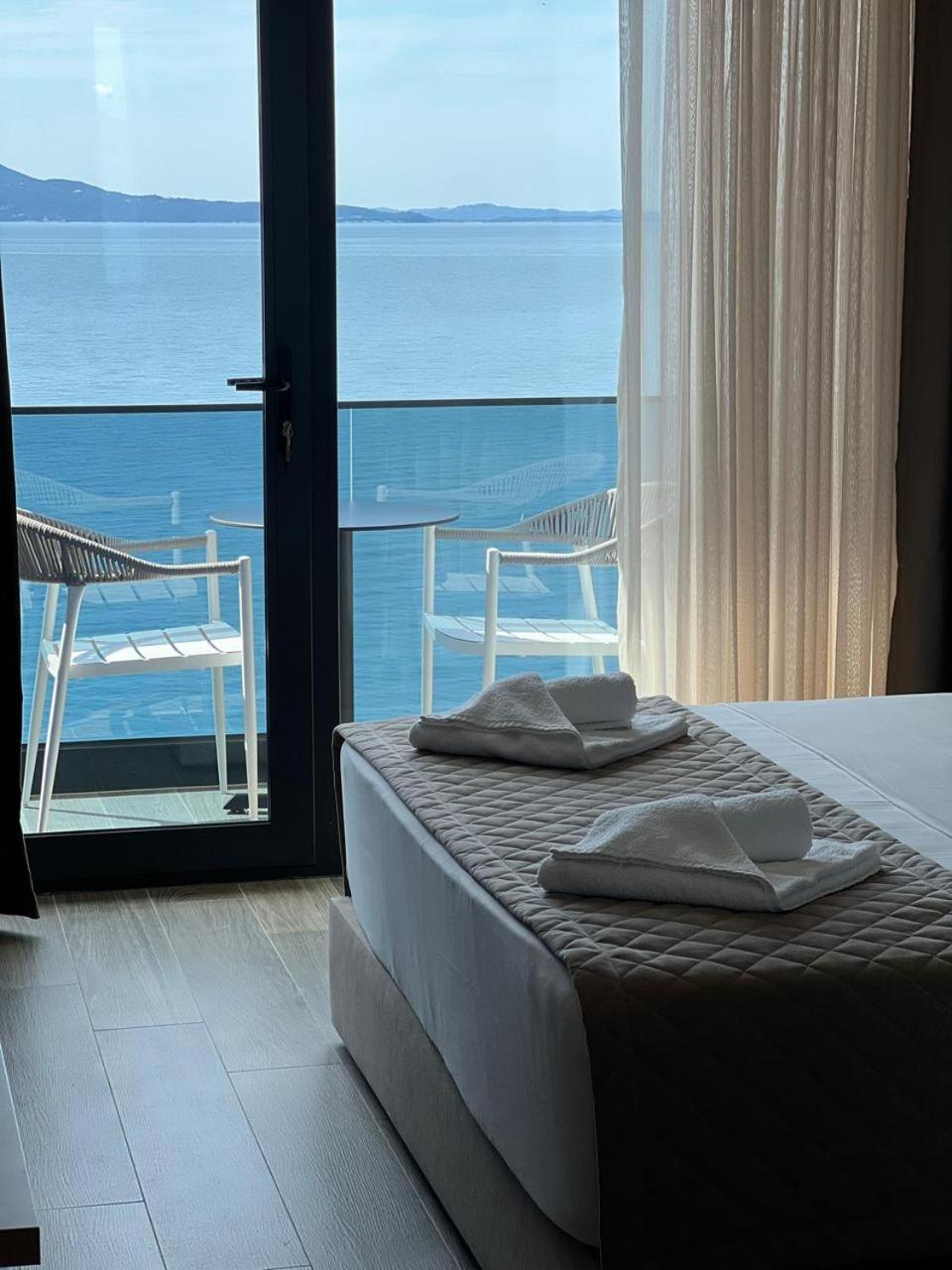 Deluxe Double Room with Balcony and Sea View photo 3