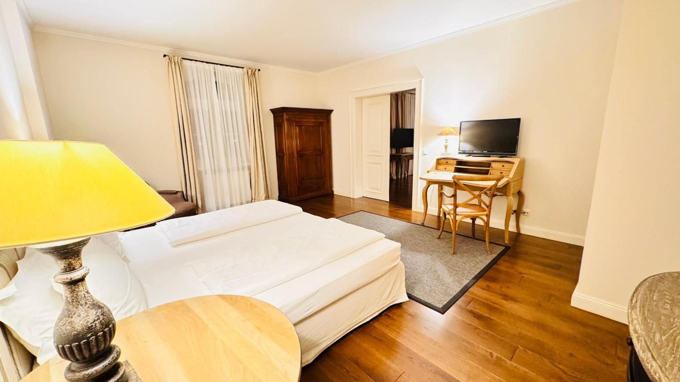Deluxe Suite - Photo 13