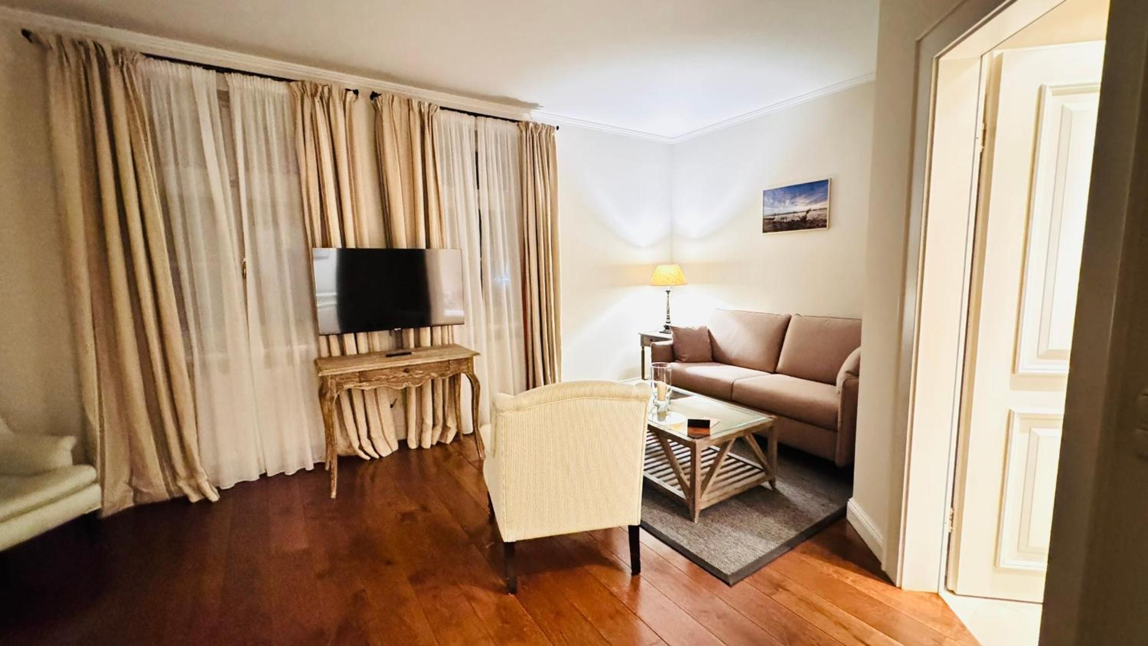 Deluxe Suite - Photo 3