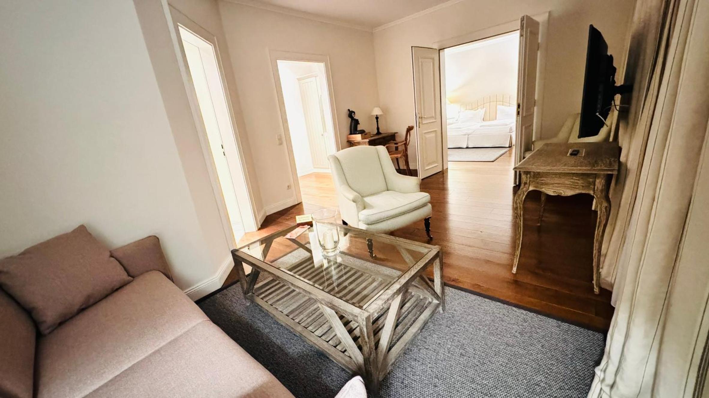 Deluxe Suite - Photo 12