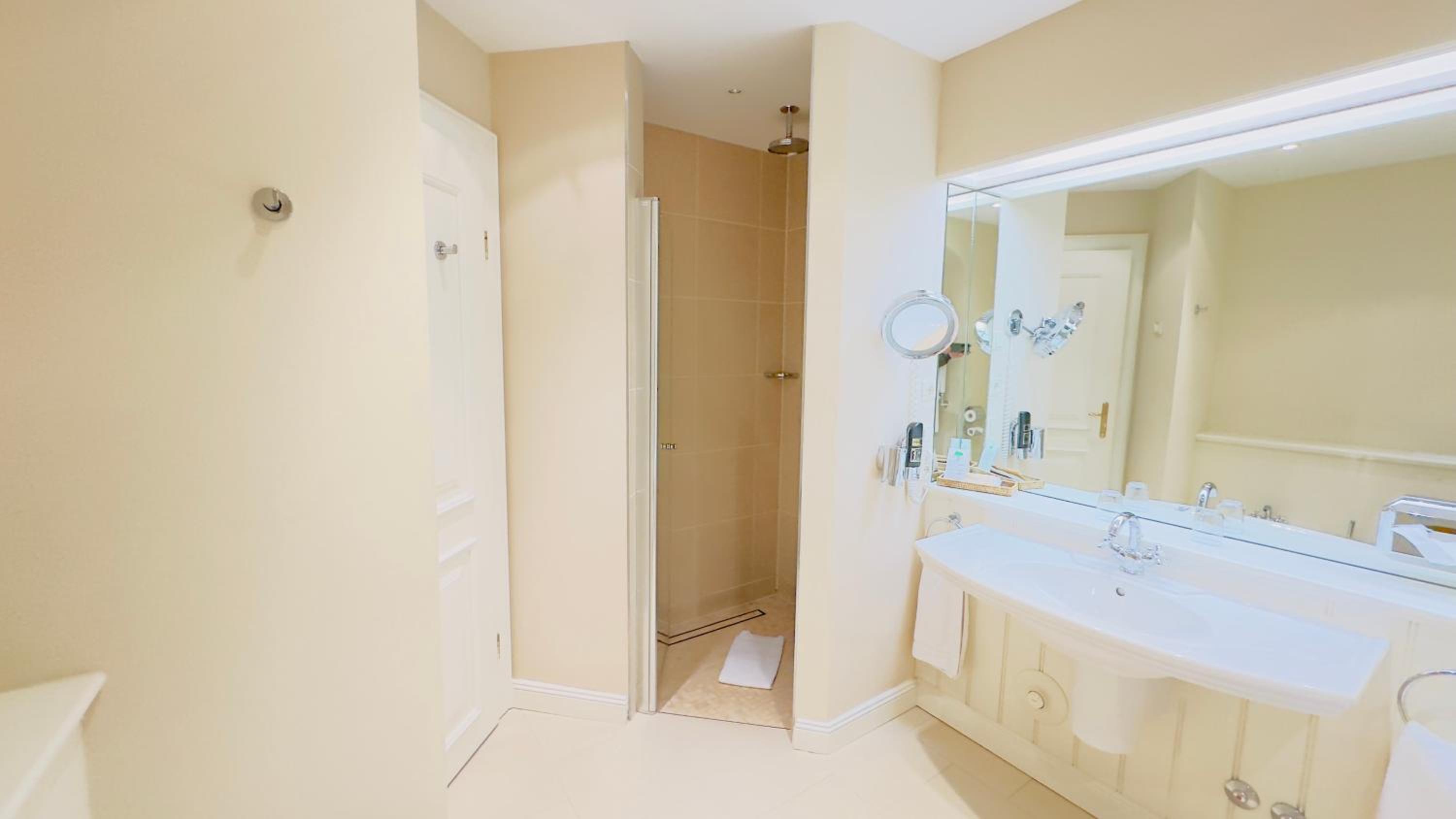 Deluxe Suite - Photo 7