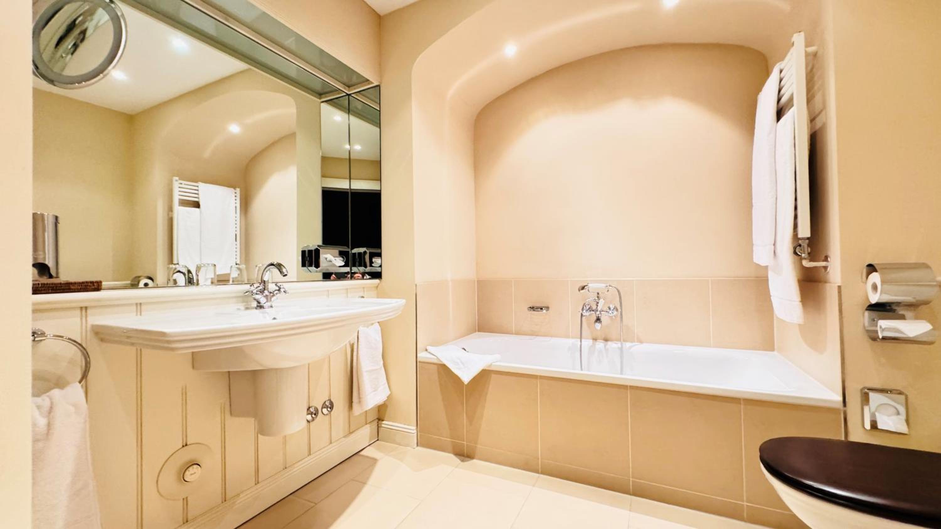 Deluxe Suite - Photo 5