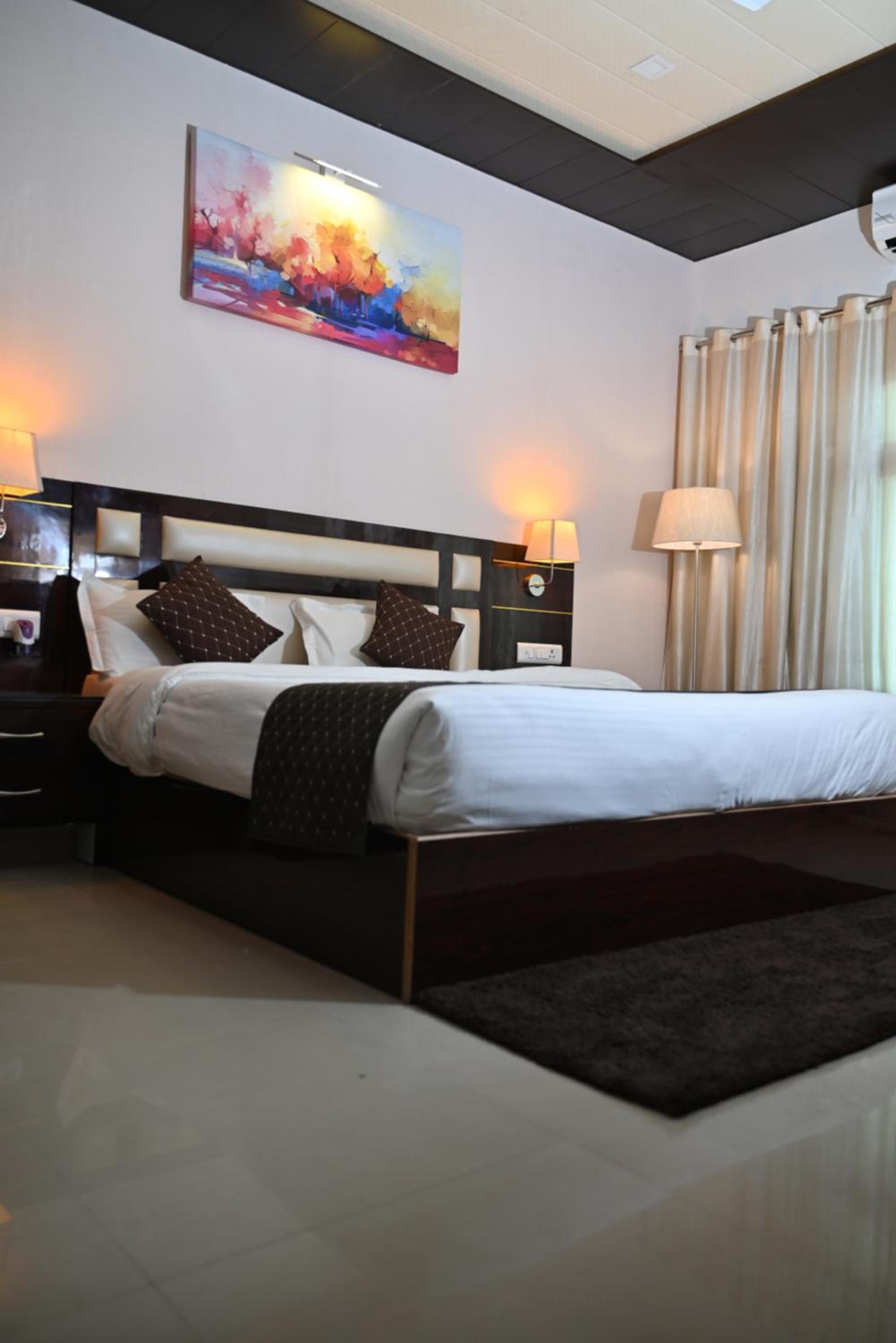 Deluxe King Room - Photo 2