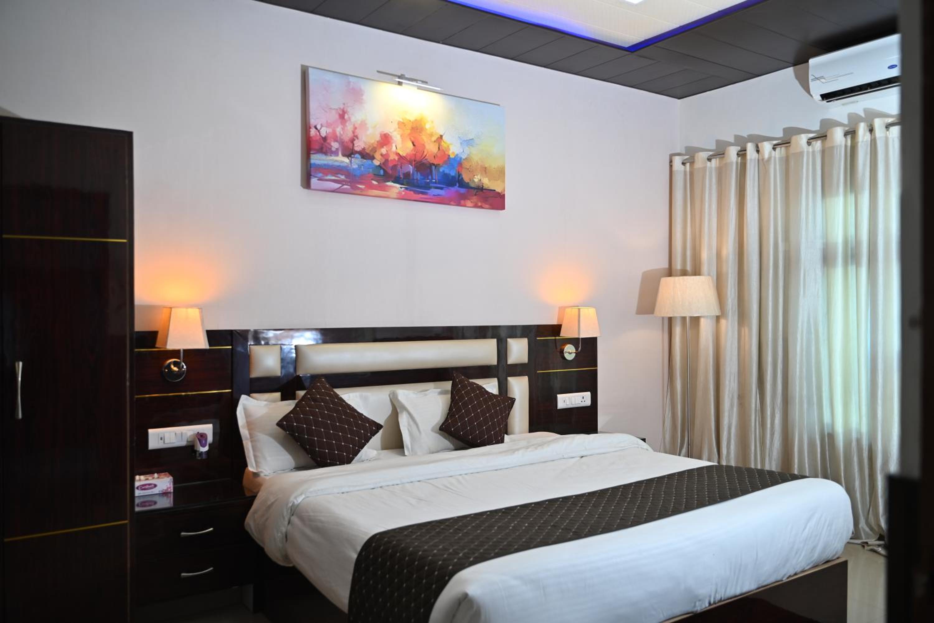 Deluxe King Room - Photo 3