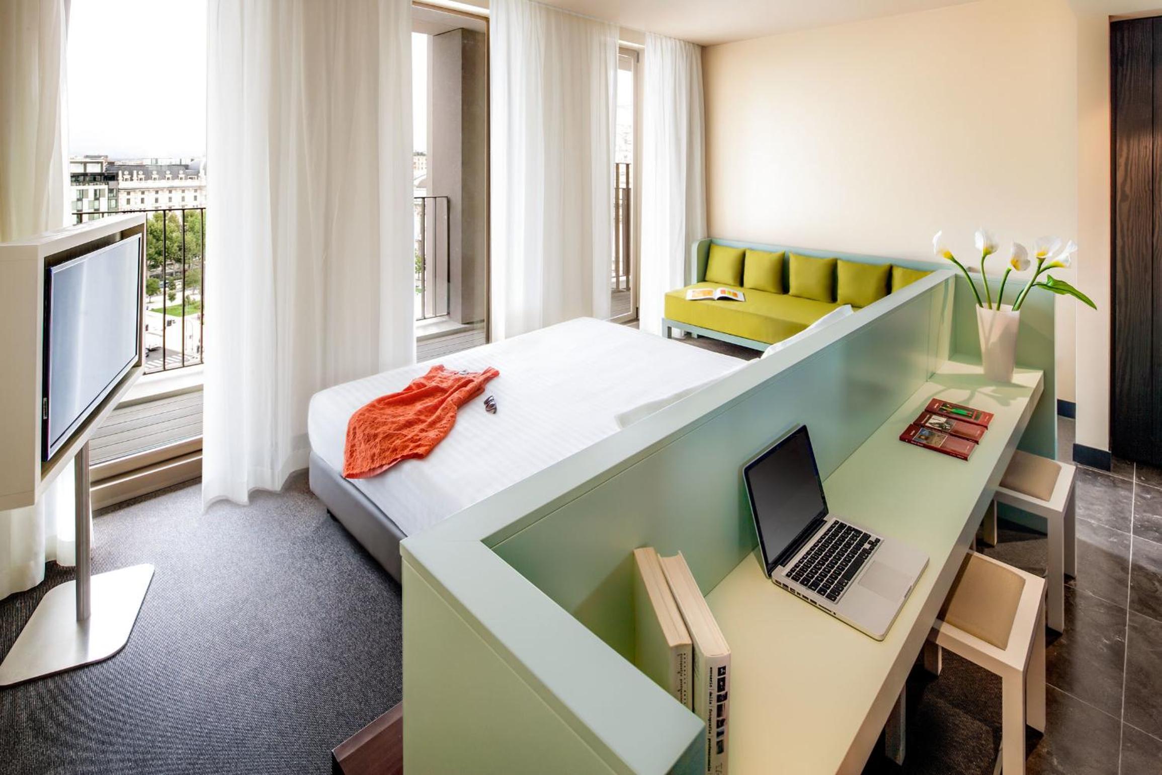Deluxe Double Room with Balcony and View thumbnail 5