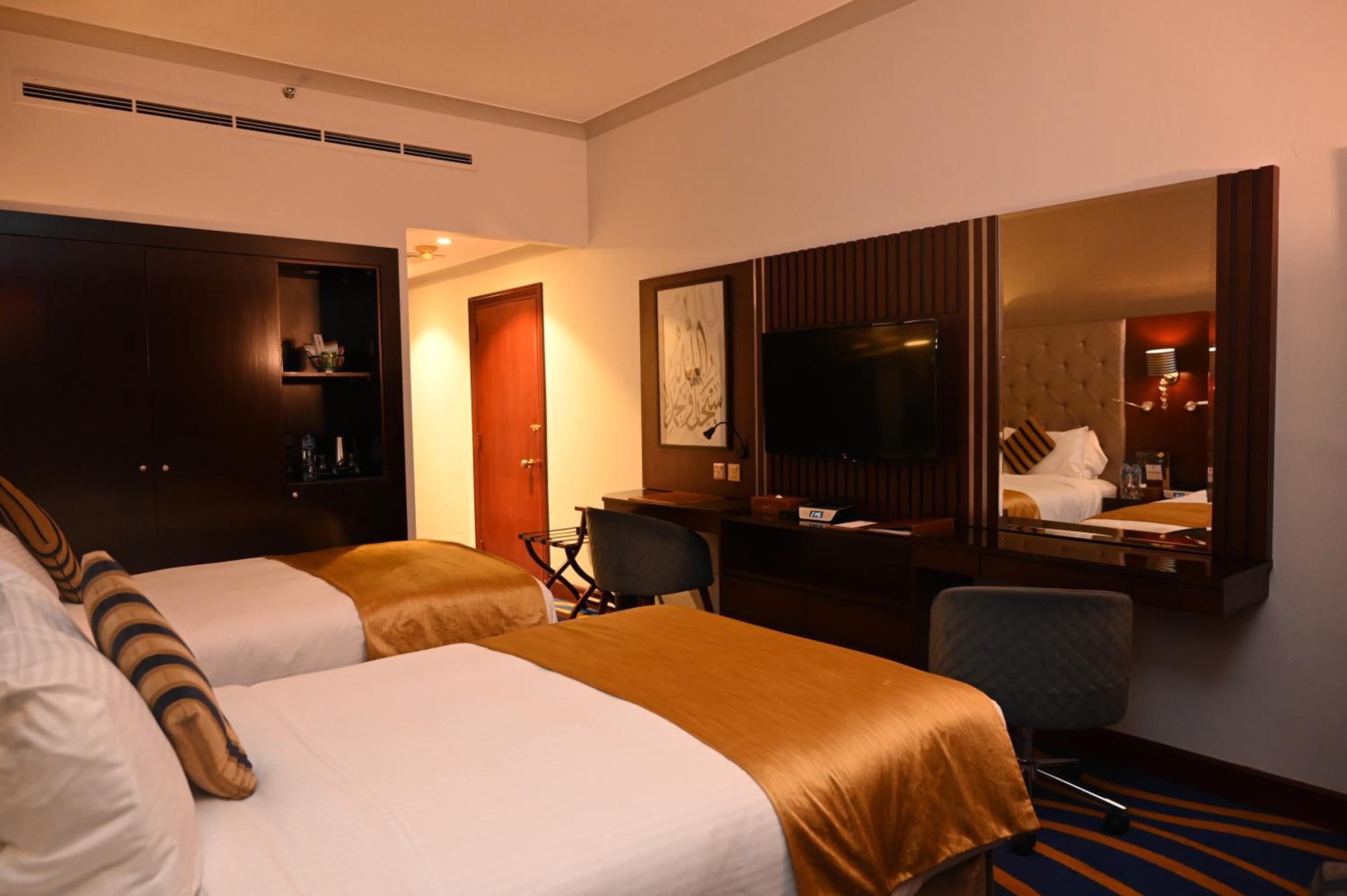 Deluxe Twin Bed  Room with Haram view - Photo 4