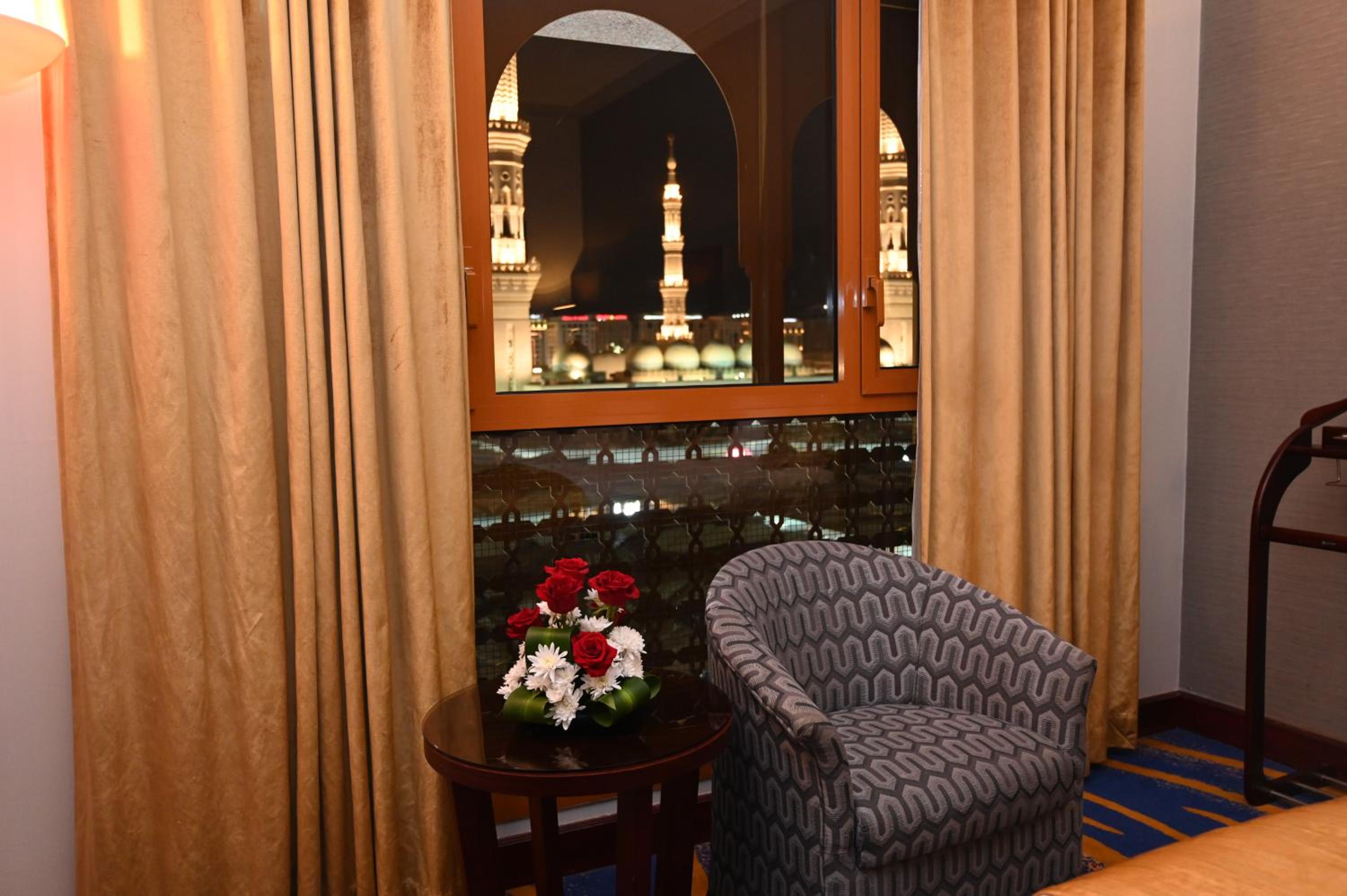 Deluxe Twin Bed  Room with Haram view - Photo 3
