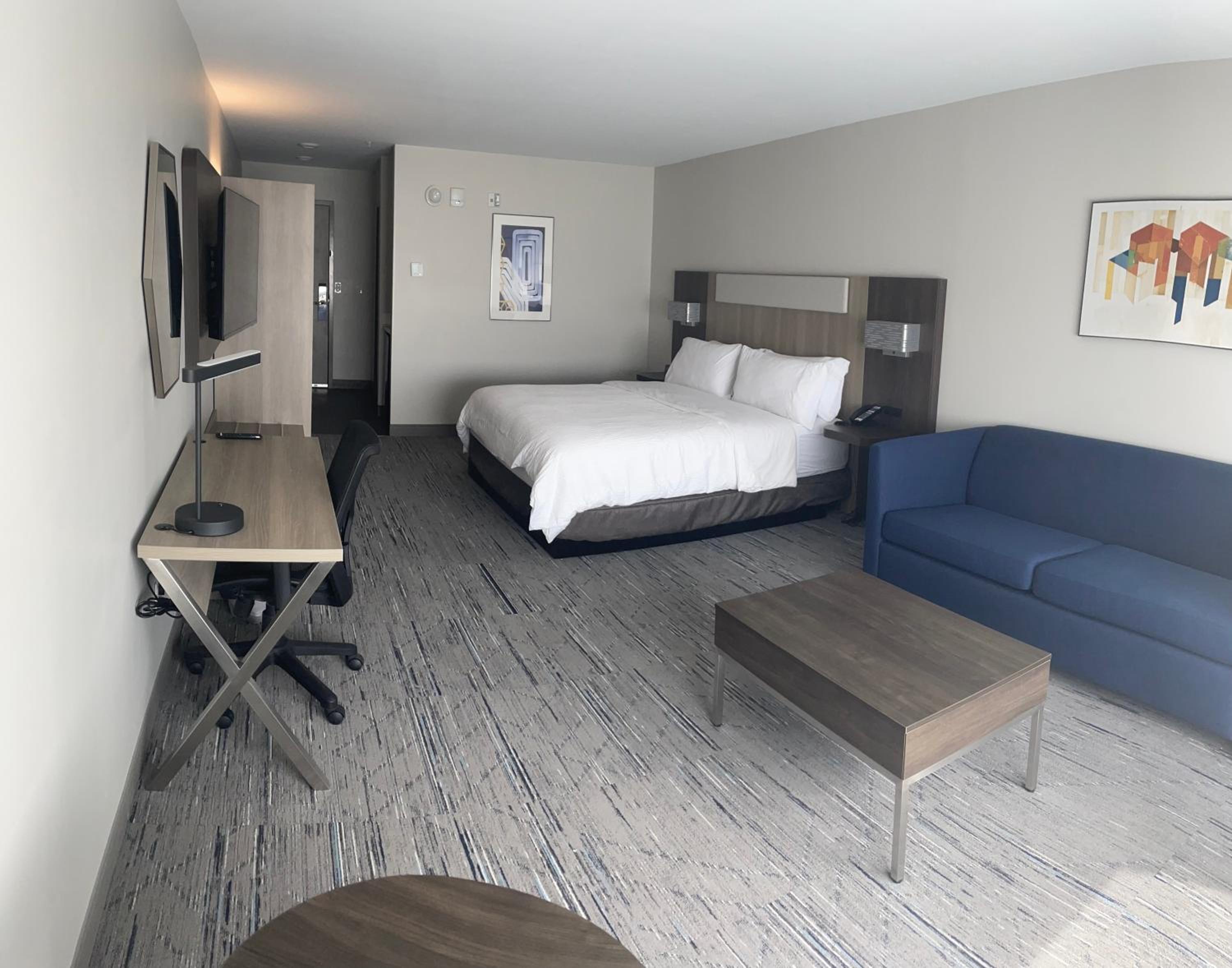 King Suite with Single Sofa Bed - Photo 3