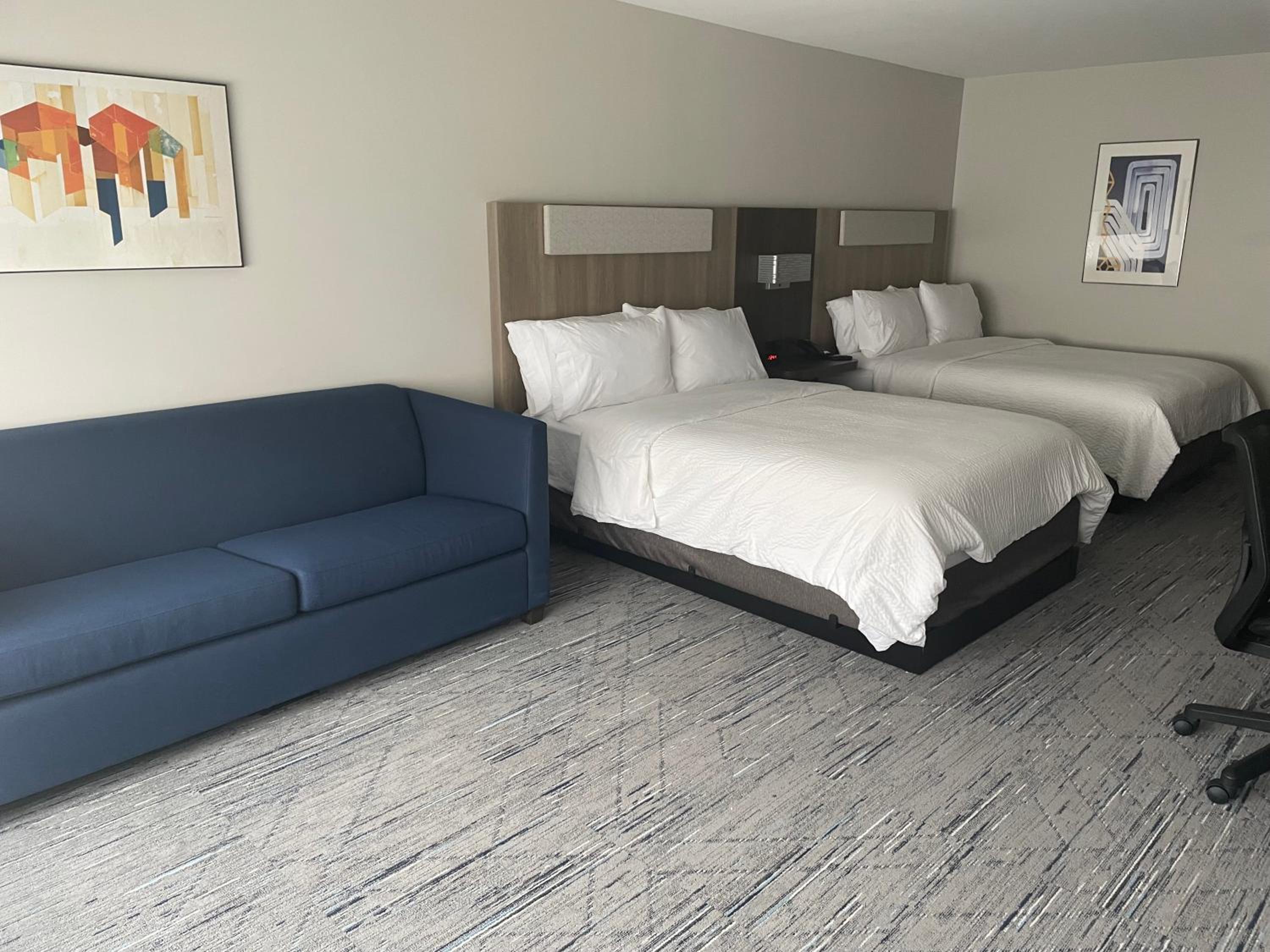 Queen Suite with Two Queen Beds and Single Sofa Bed - Photo 5