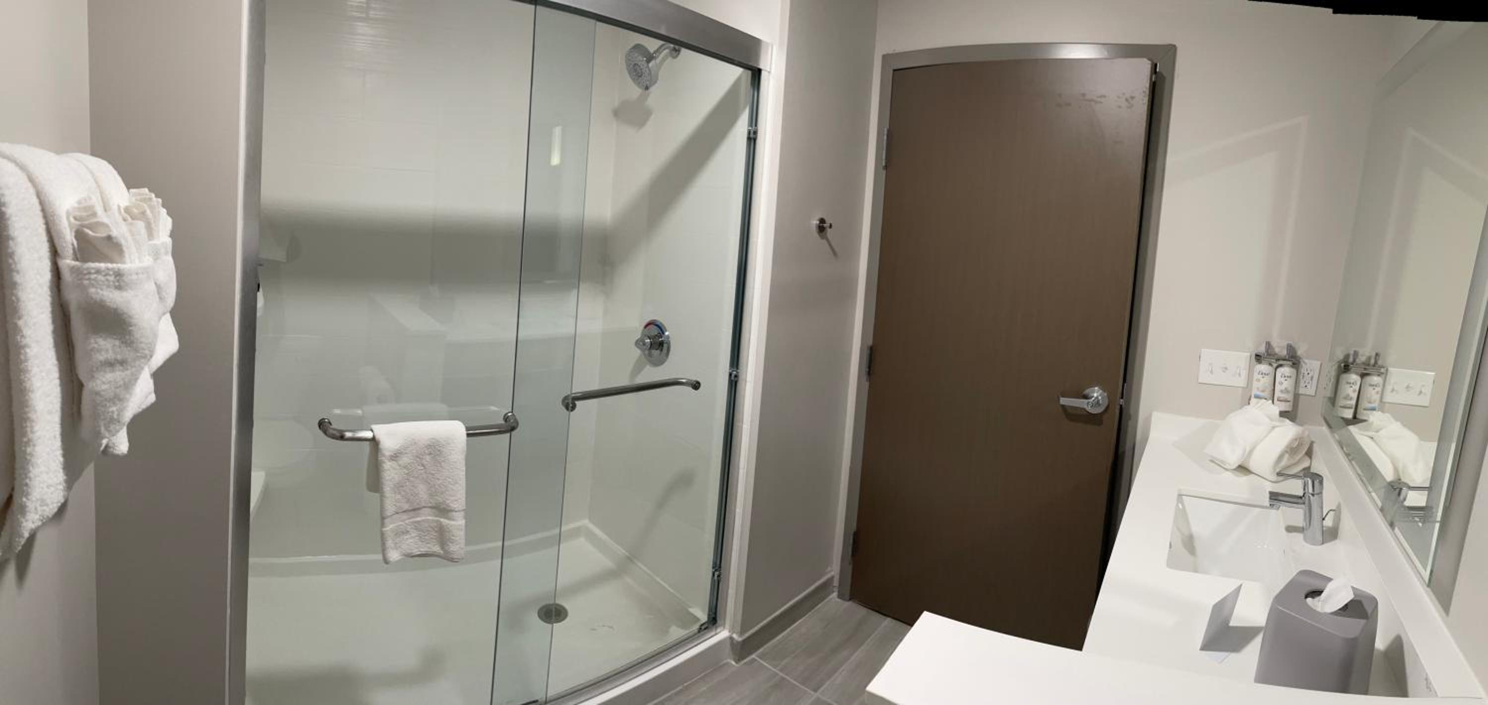 Queen Suite with Two Queen Beds and Single Sofa Bed - Photo 4