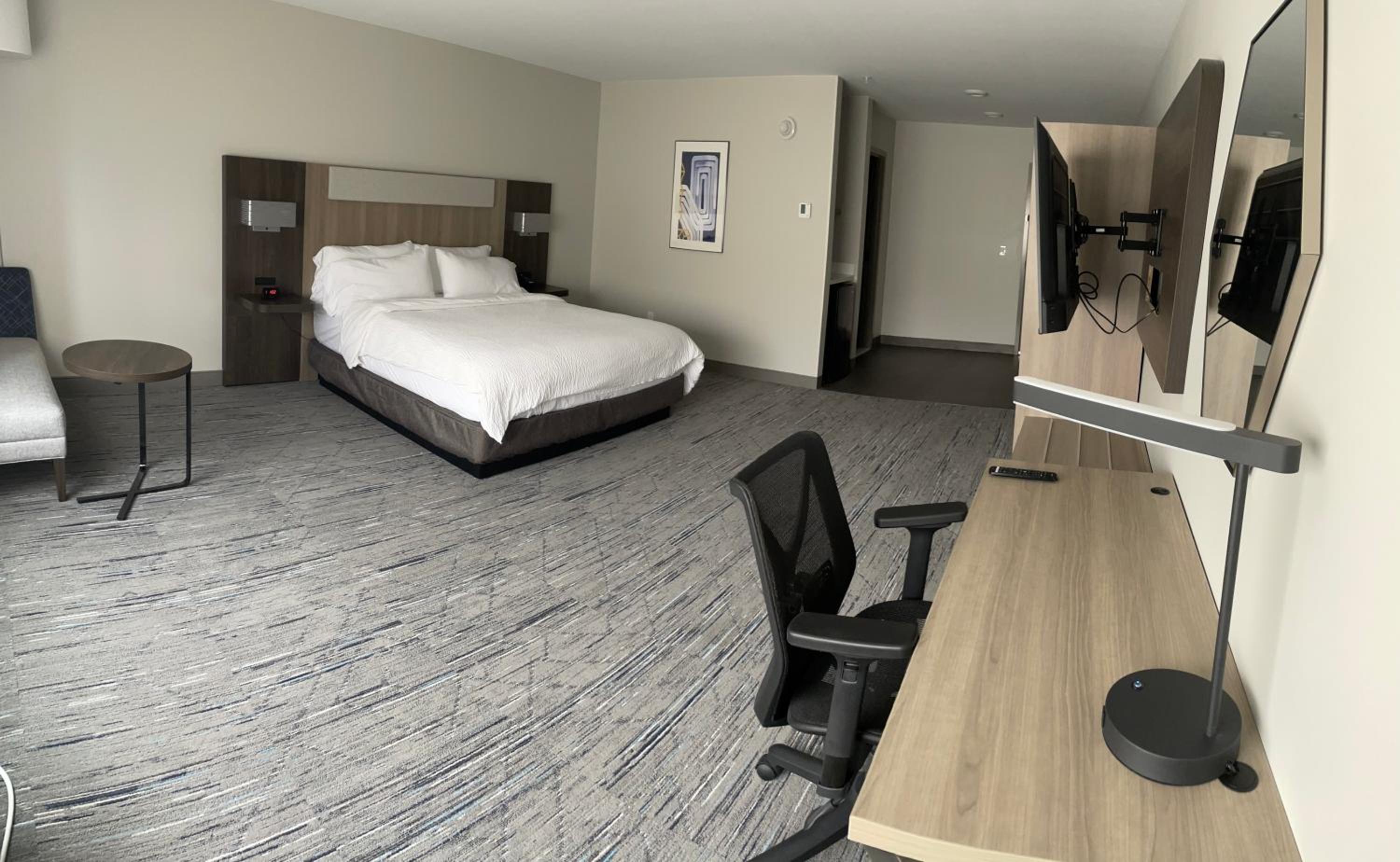 Larger Standard King Room - Communications Accessible - Photo 4