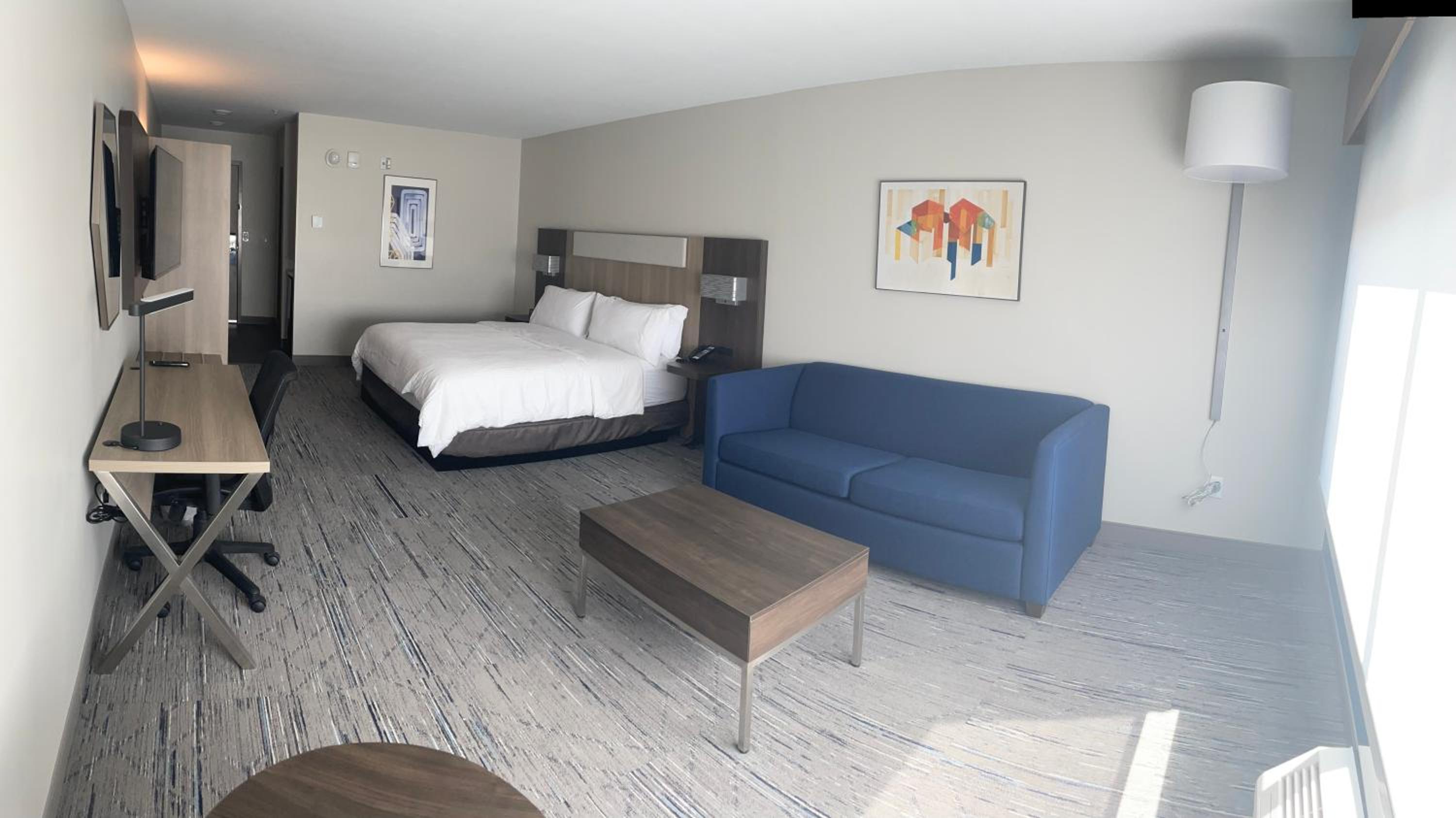 King Suite with Single Sofa Bed - Communications Accessible - Photo 1