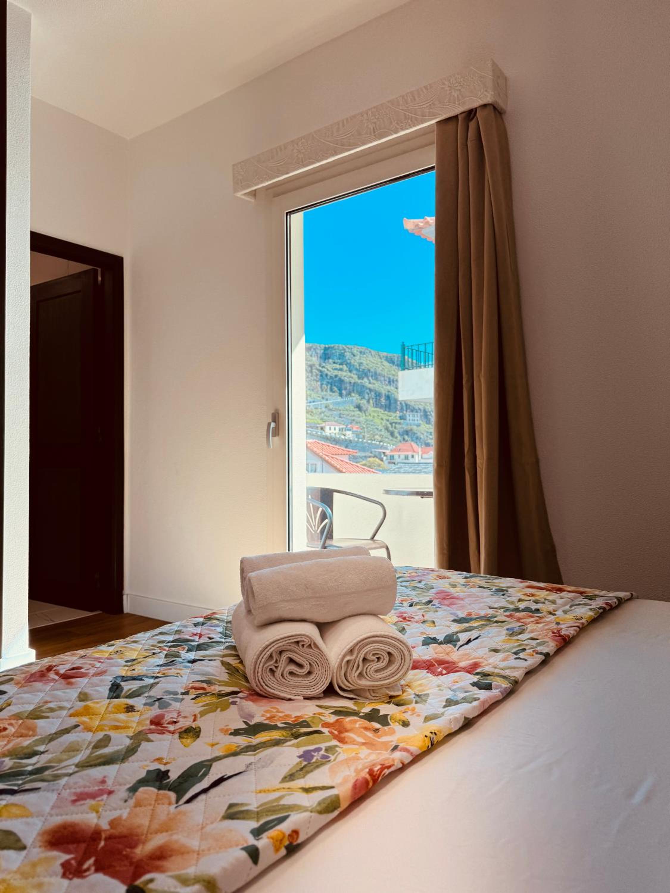 Junior Suite with Balcony - Photo 6