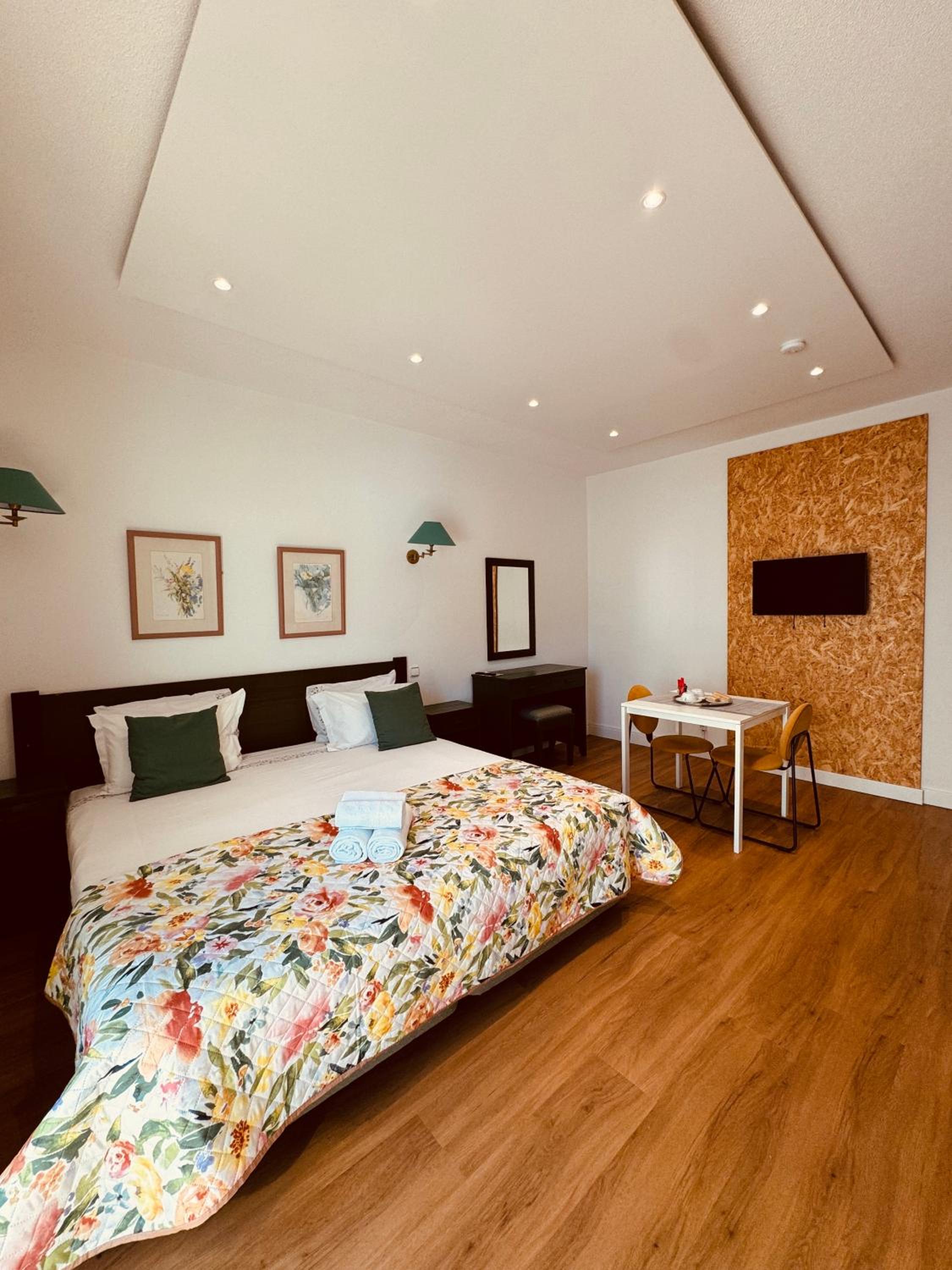 Junior Suite with Balcony - Photo 7