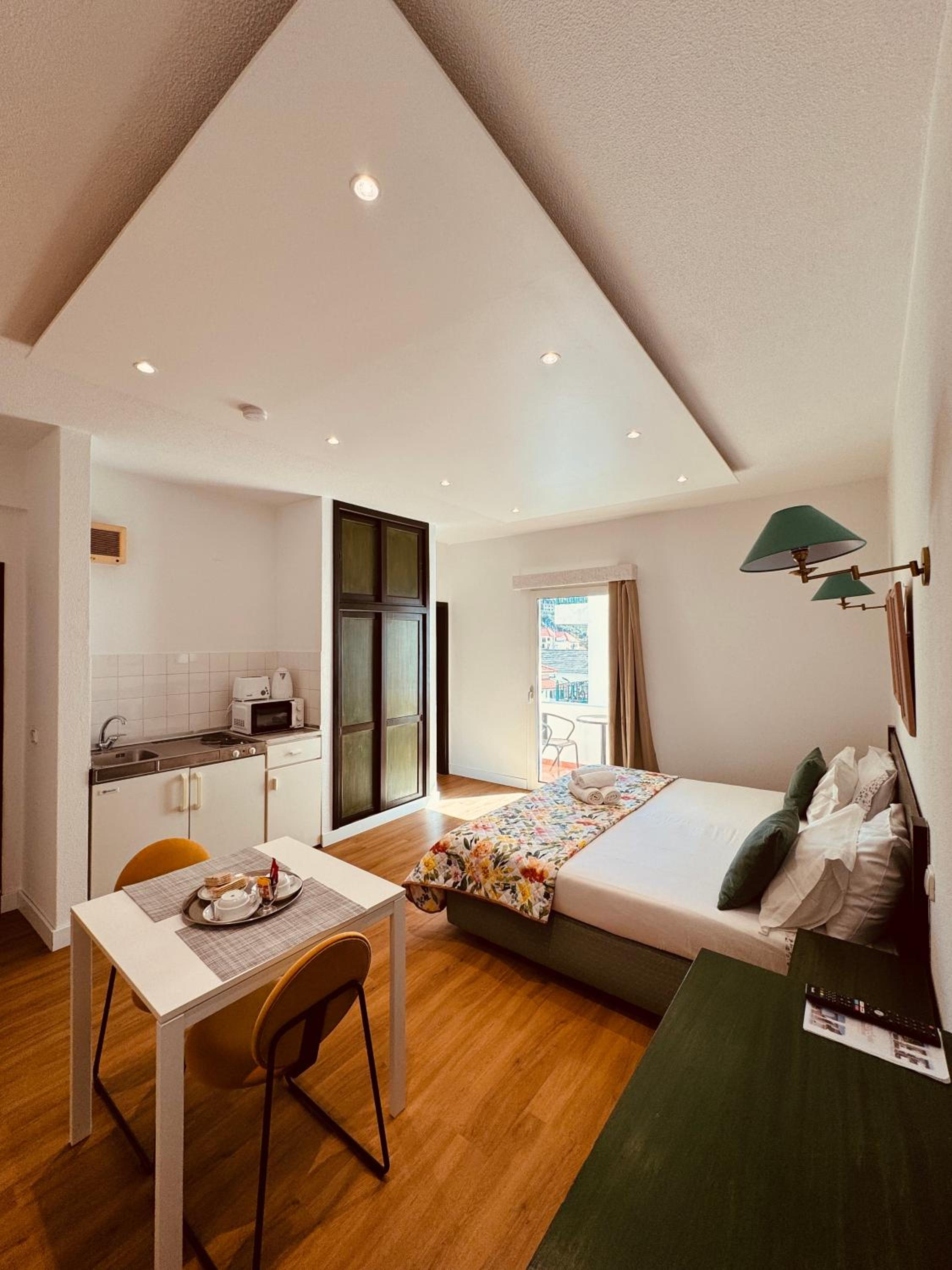 Junior Suite with Balcony - Photo 8