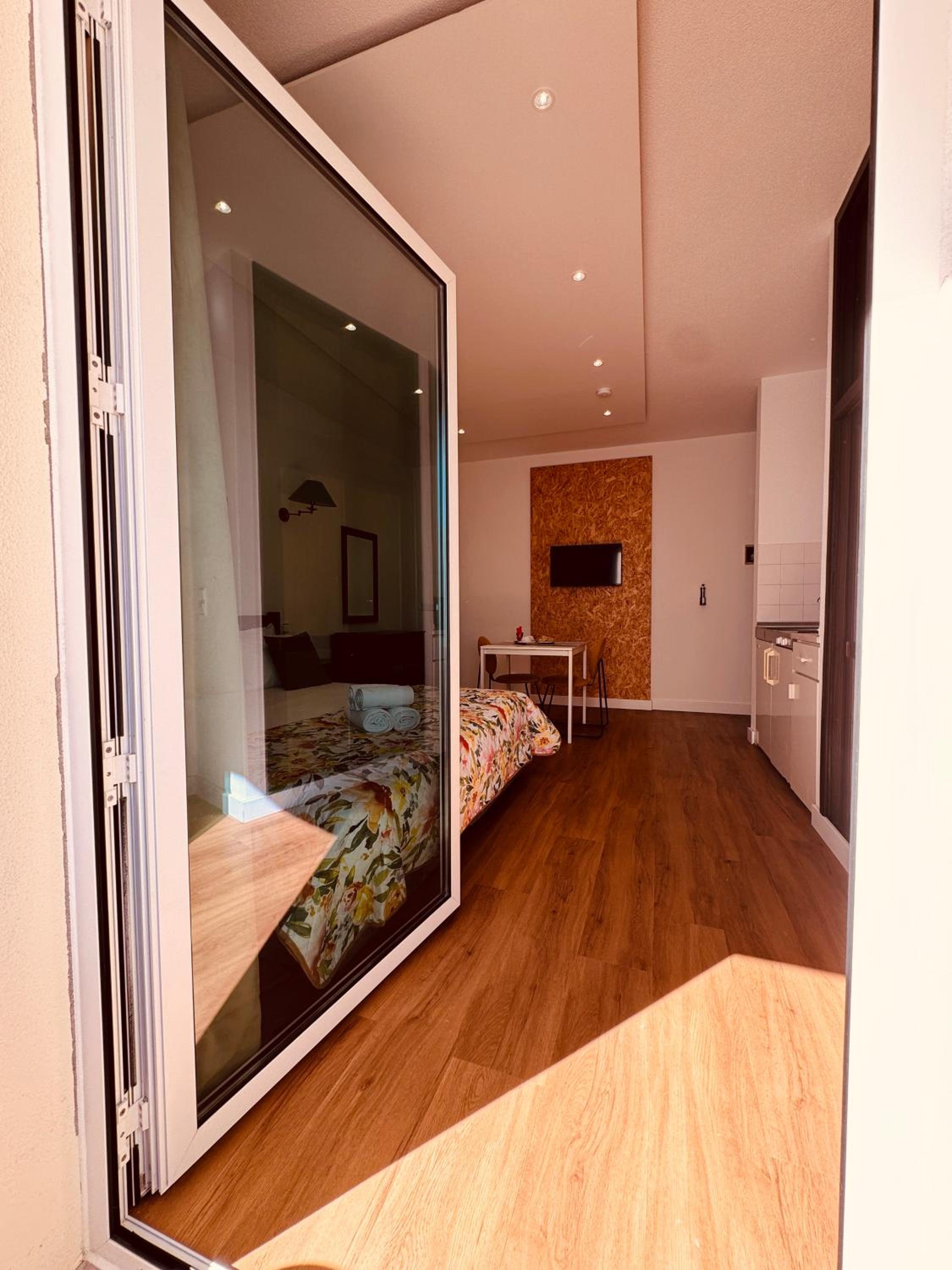 Junior Suite with Balcony - Photo 9