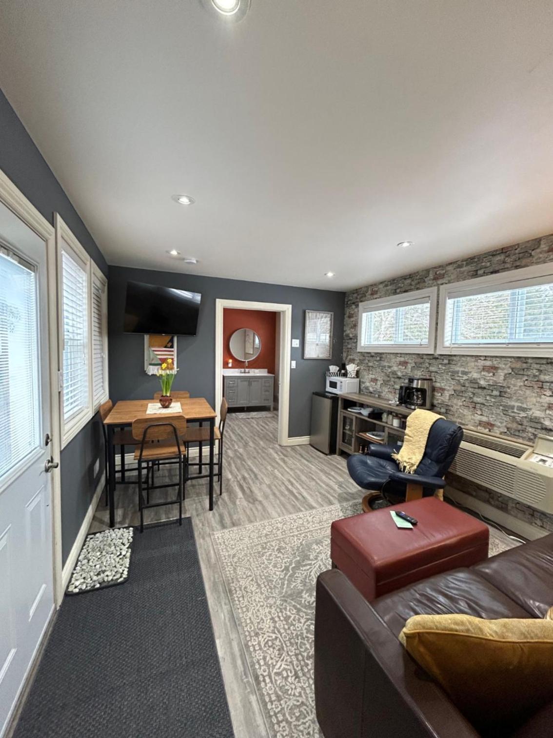 Two-Bedroom Suite - Annex photo 3