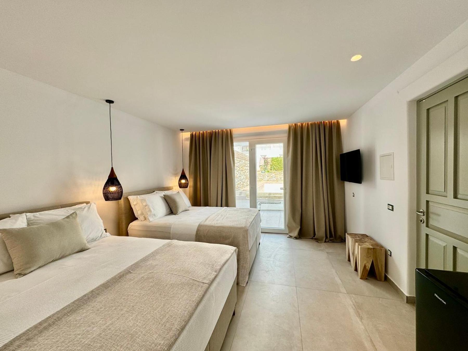 Queen Suite with Pool View