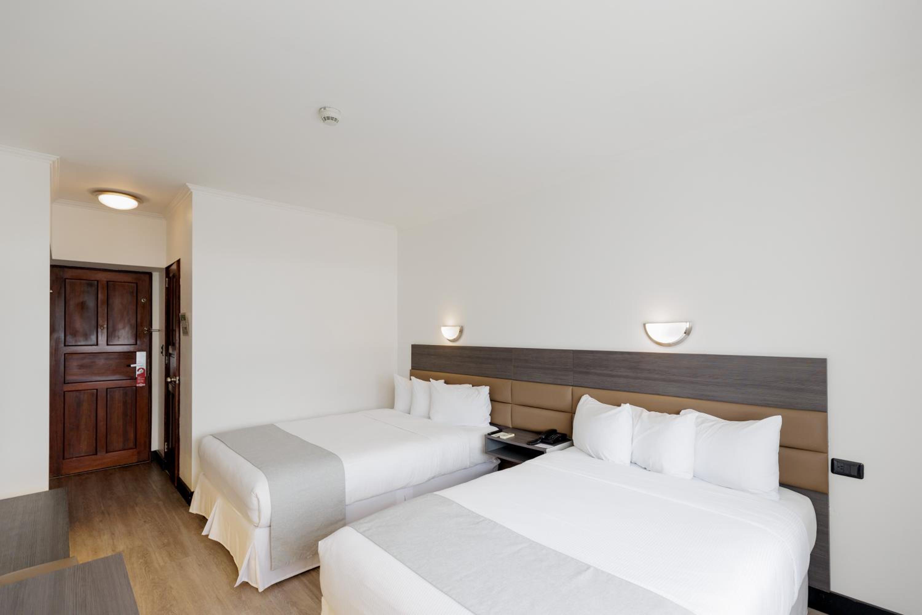 Executives & Travelers 2 Full Beds - Photo 6