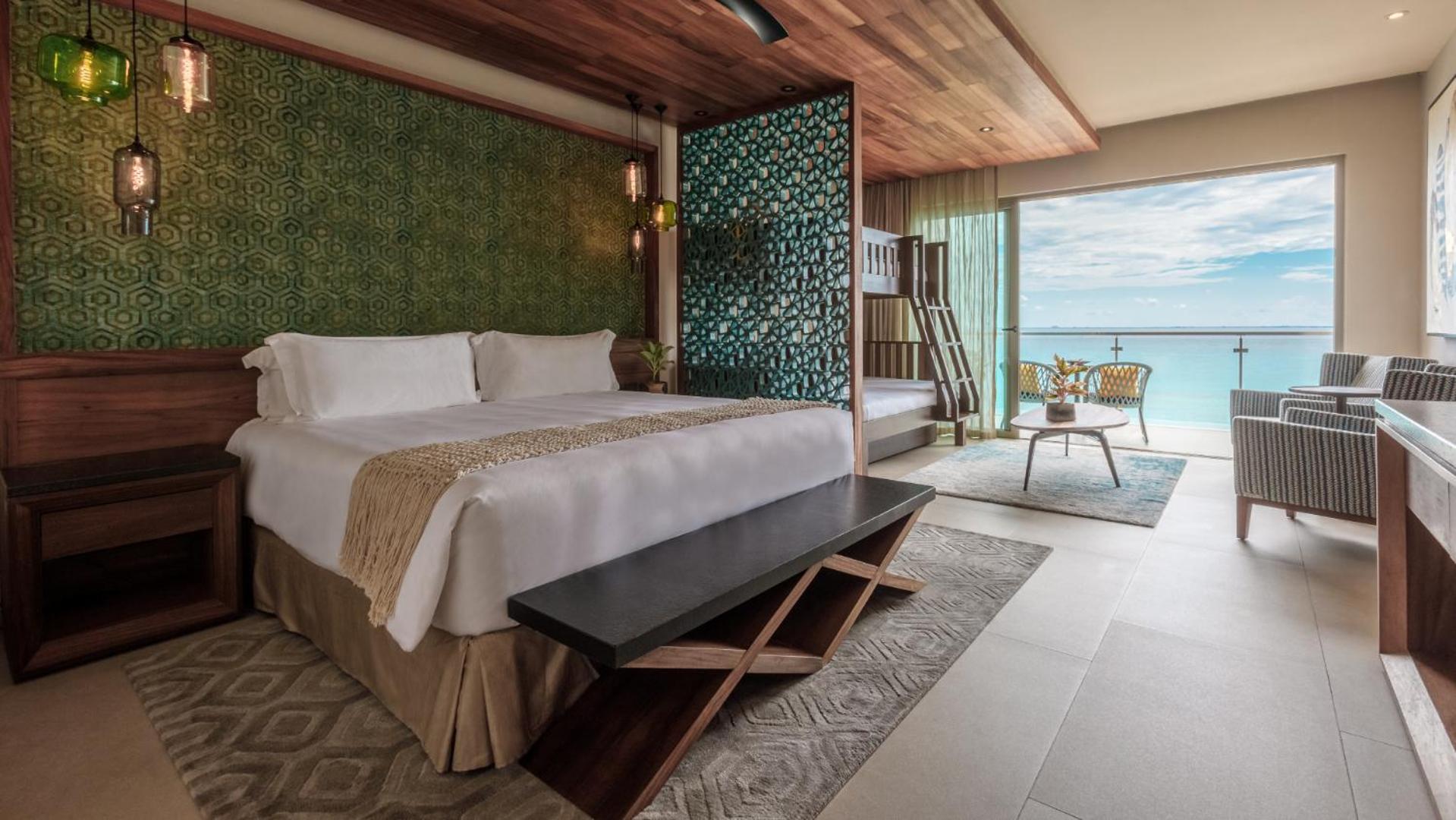 Suite with One King Bed (Non Smoking)