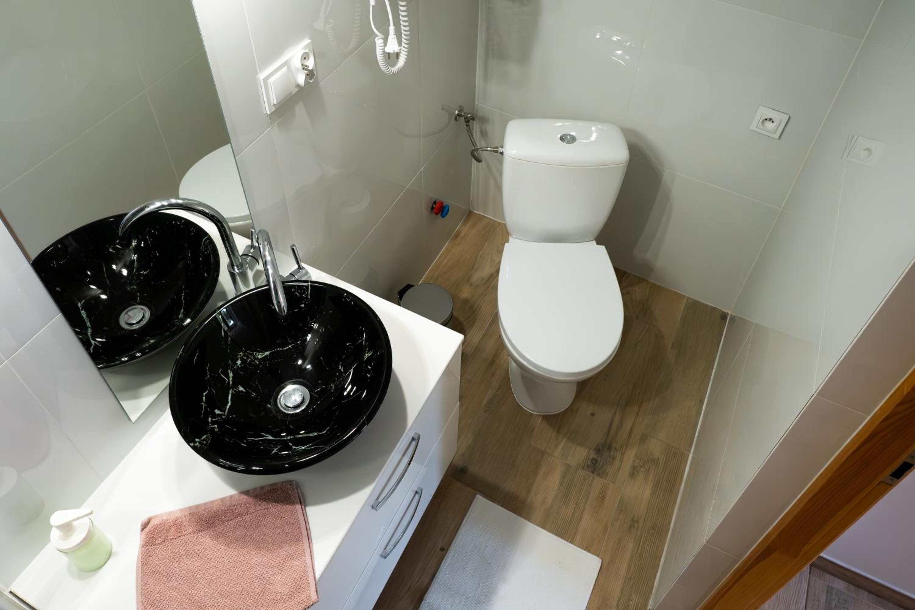 Deluxe Double or Twin Room - Photo 8