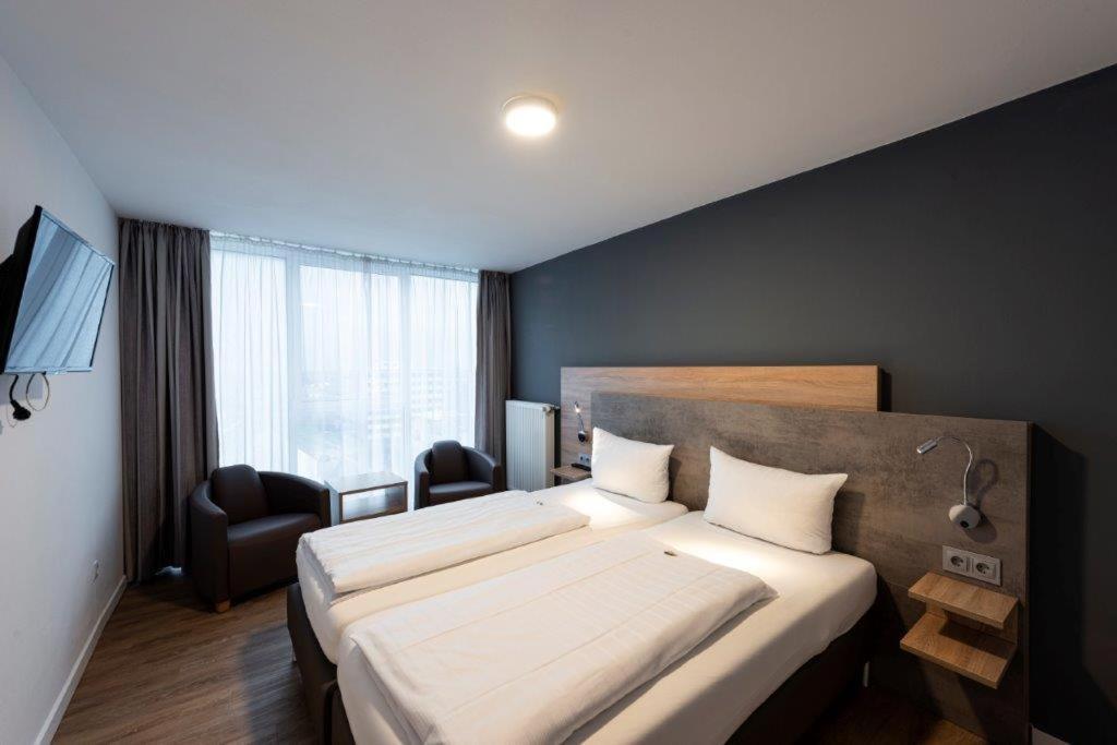 Suite with Mountain View - Photo 8