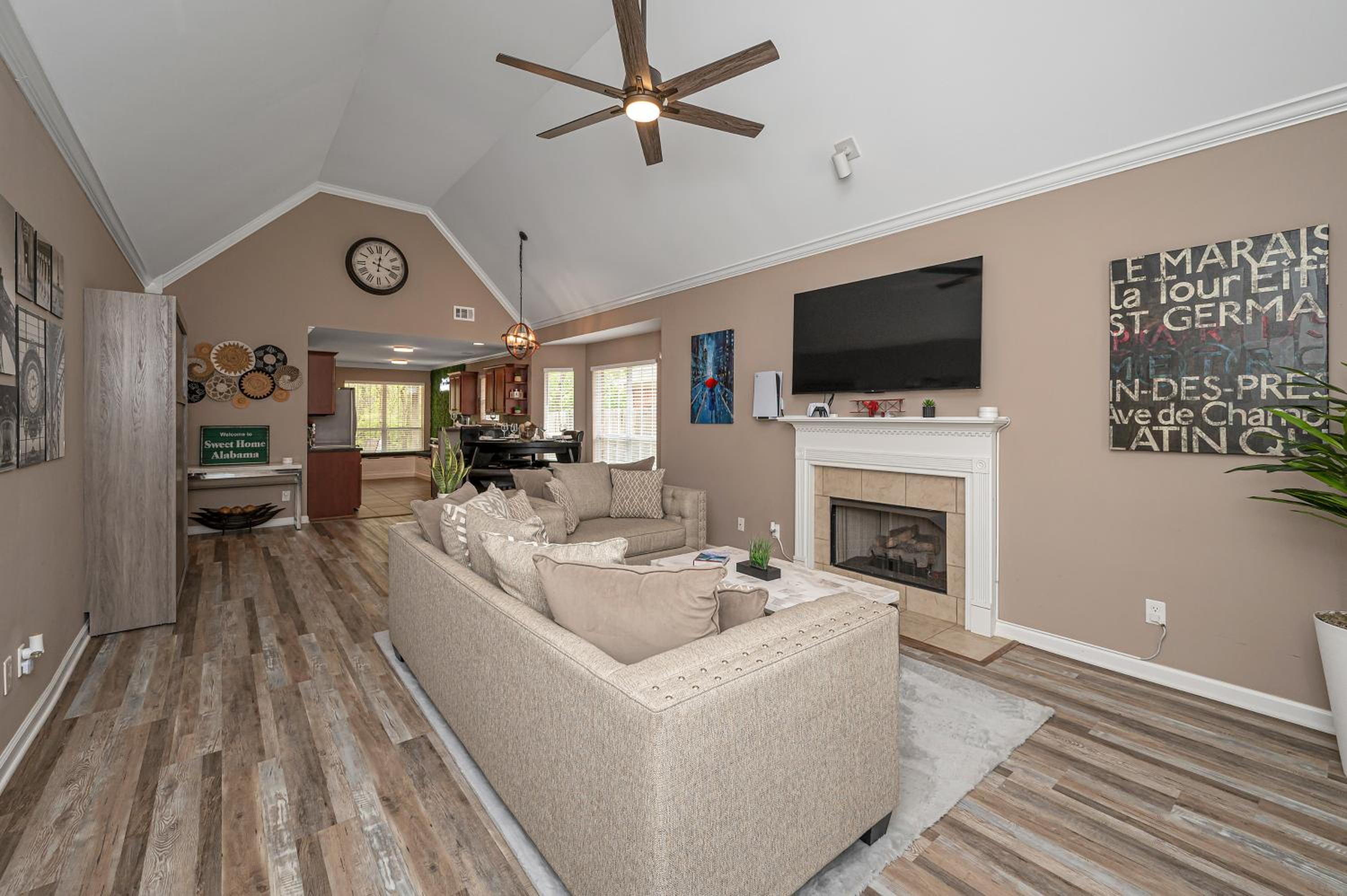 Deluxe Family Room photo 2