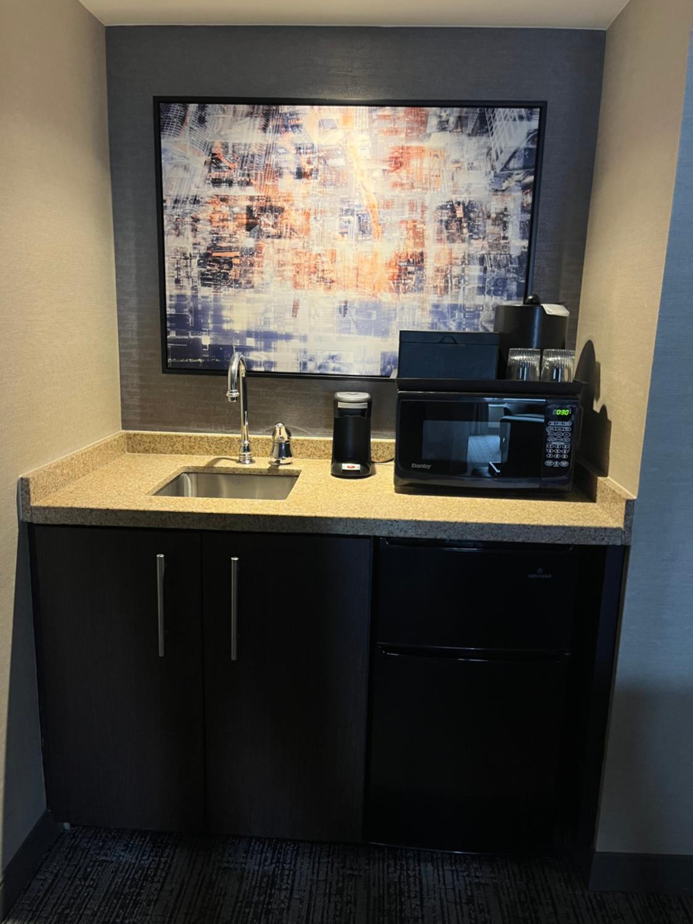 One-Bedroom Suite - Photo 5