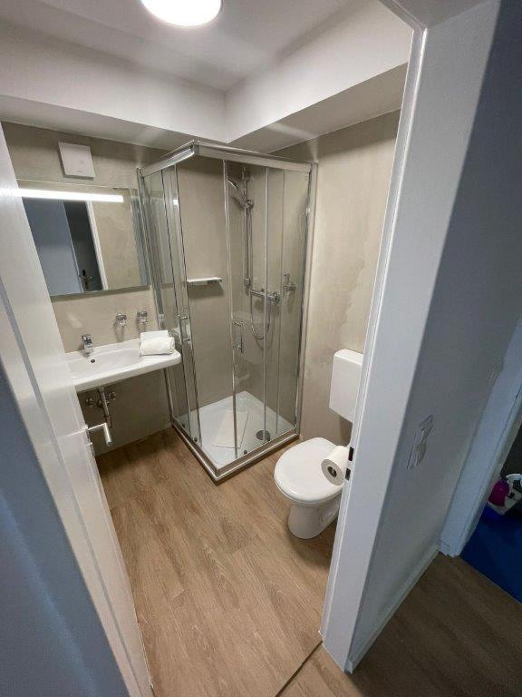 Large Double Room - Photo 4