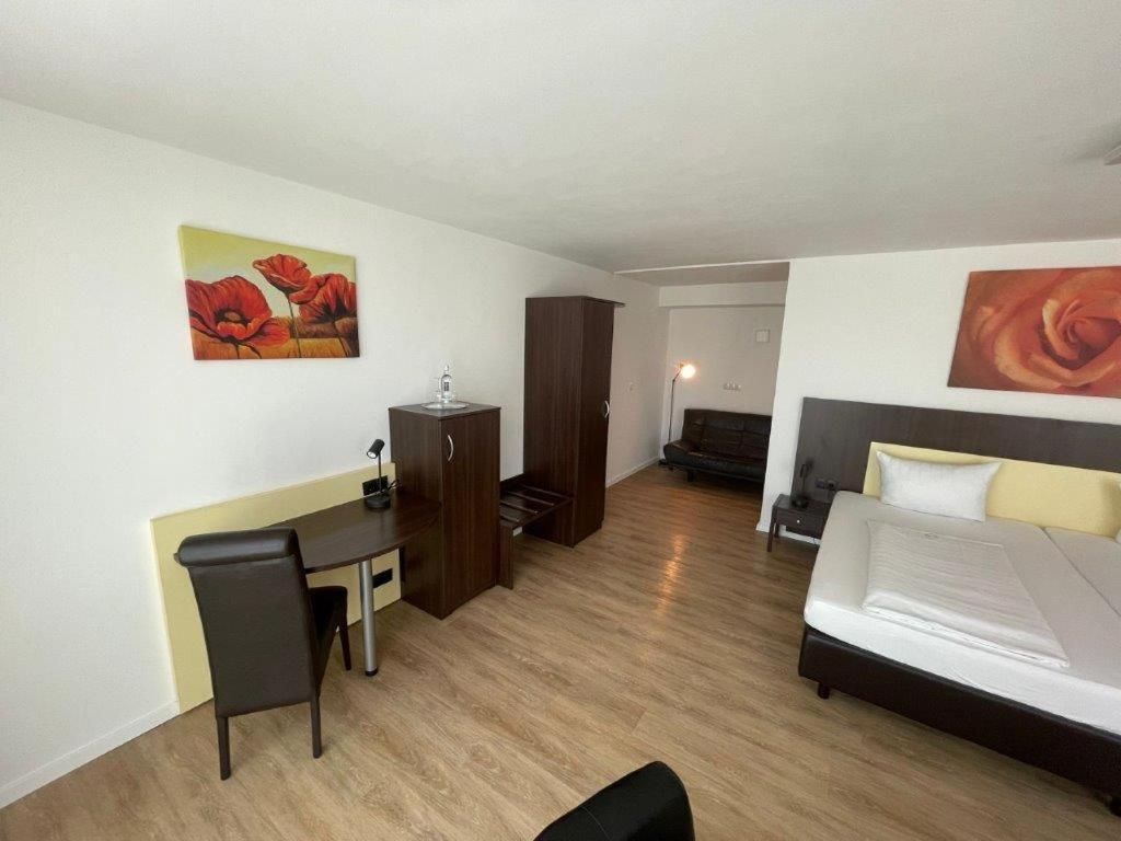 Large Double Room - Photo 2