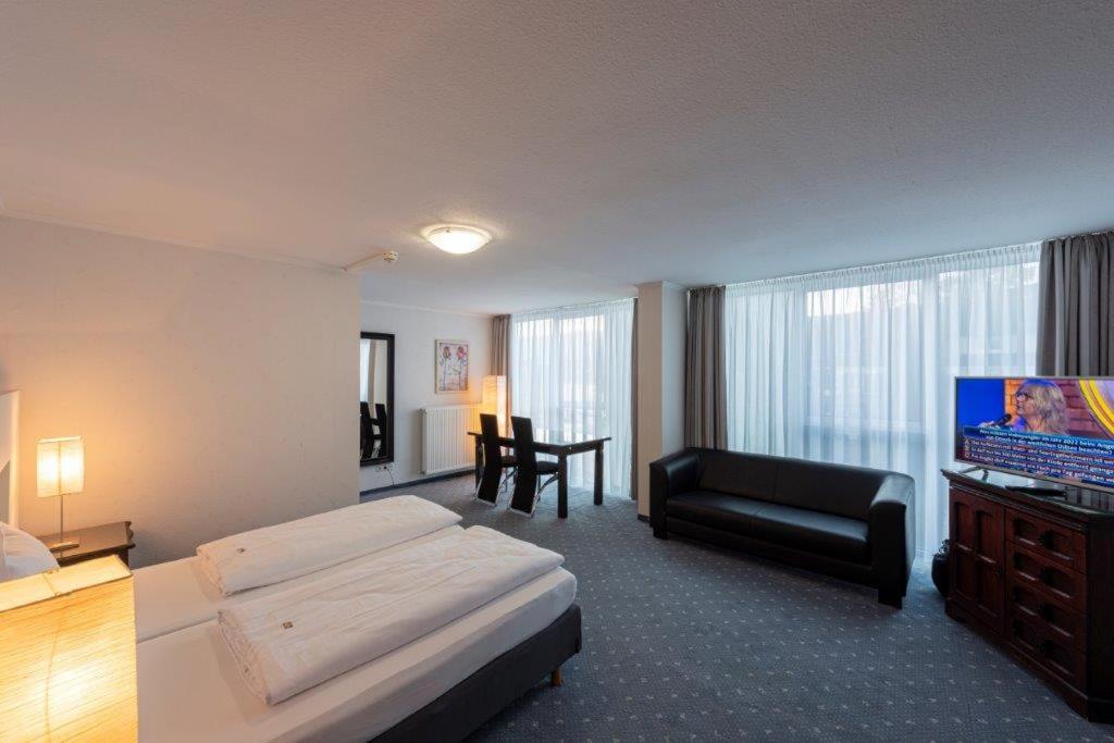 Large Double Room - Photo 9