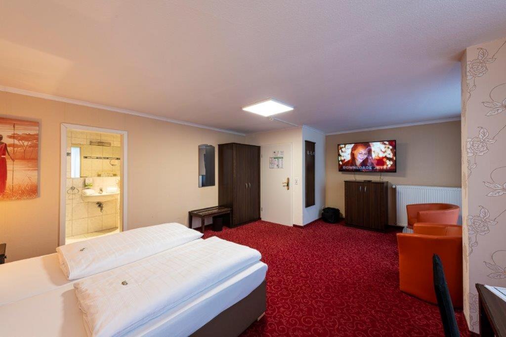 Large Double Room - Photo 11