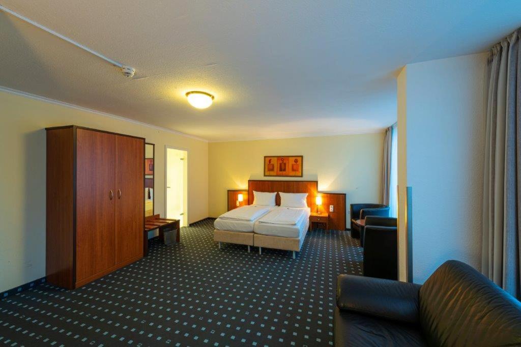 Large Double Room - Photo 7