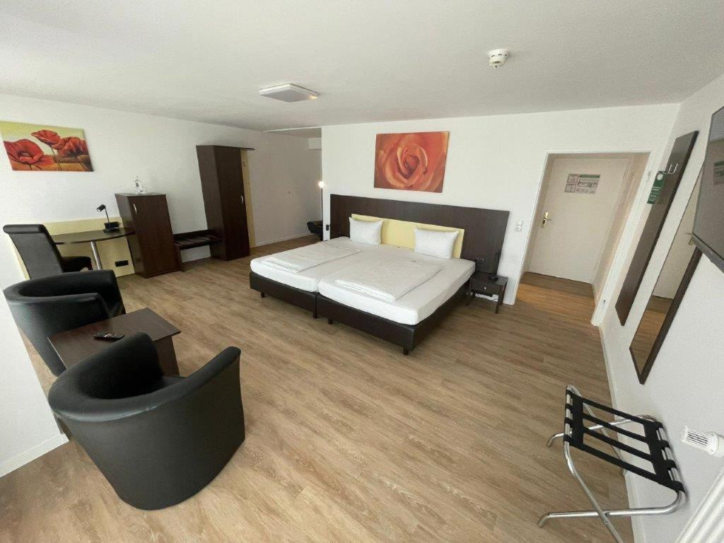 Large Double Room - Photo 3