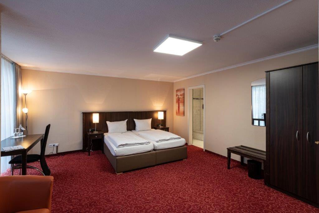 Large Double Room - Photo 12