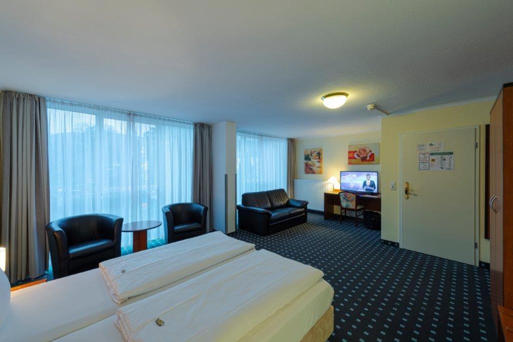 Large Double Room - Photo 6