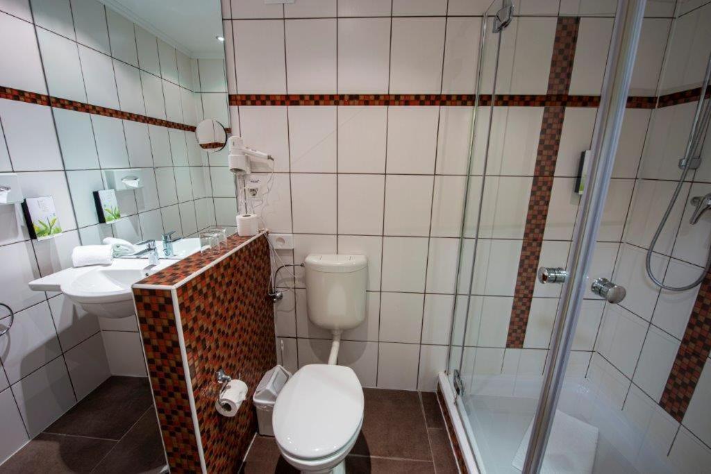 Large Double Room - Photo 17