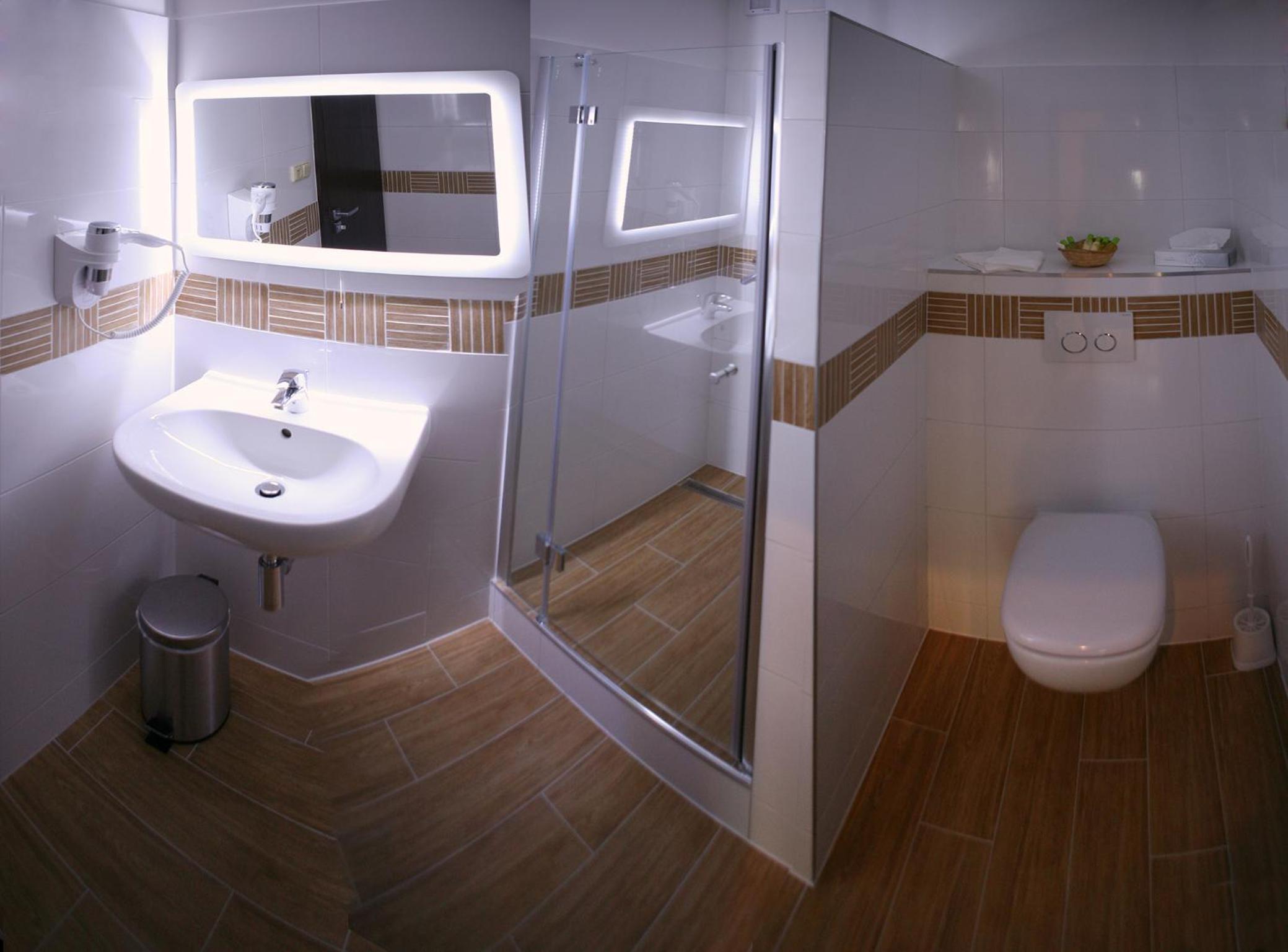 Twin Room with Extra Bed - Photo 4