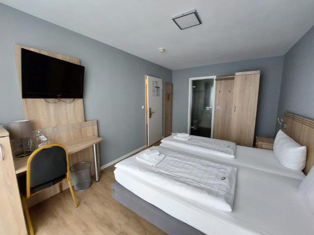Standard Double Room - Photo 13