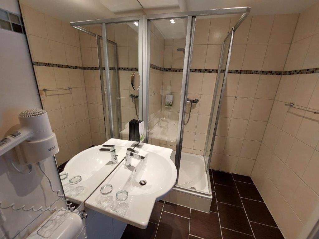 Standard Double Room - Photo 14
