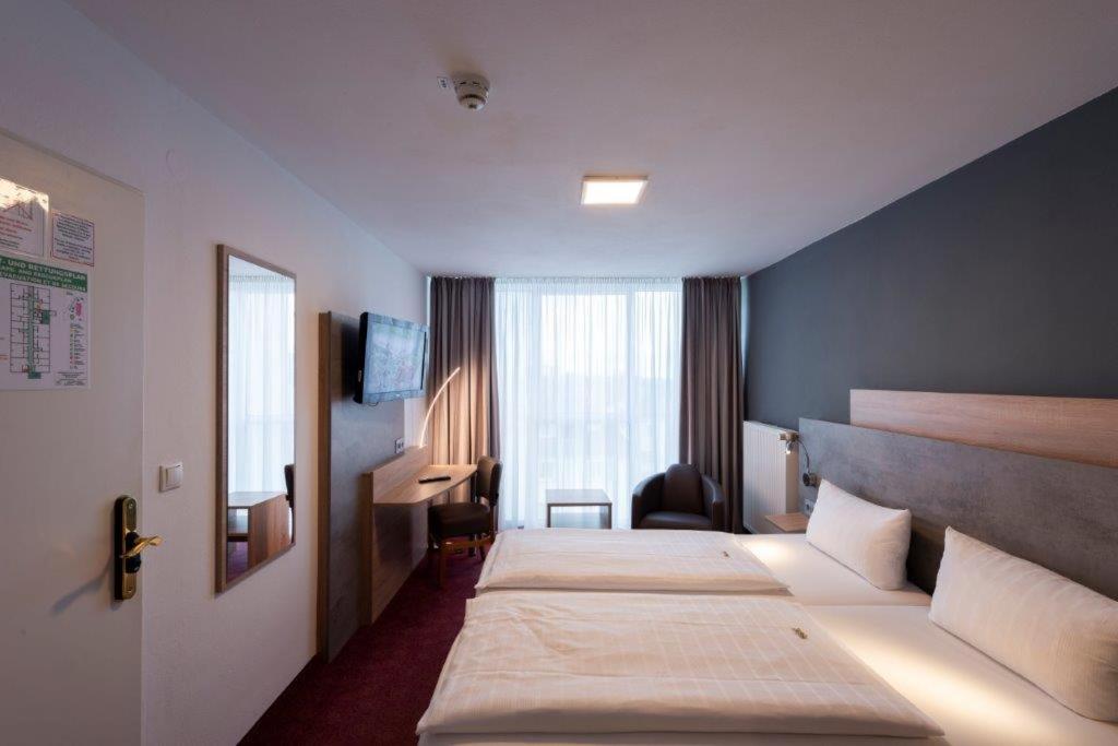 Standard Double Room - Photo 9
