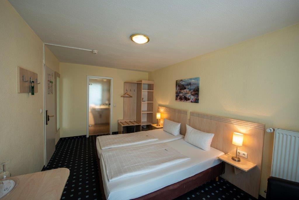 Standard Double Room - Photo 16