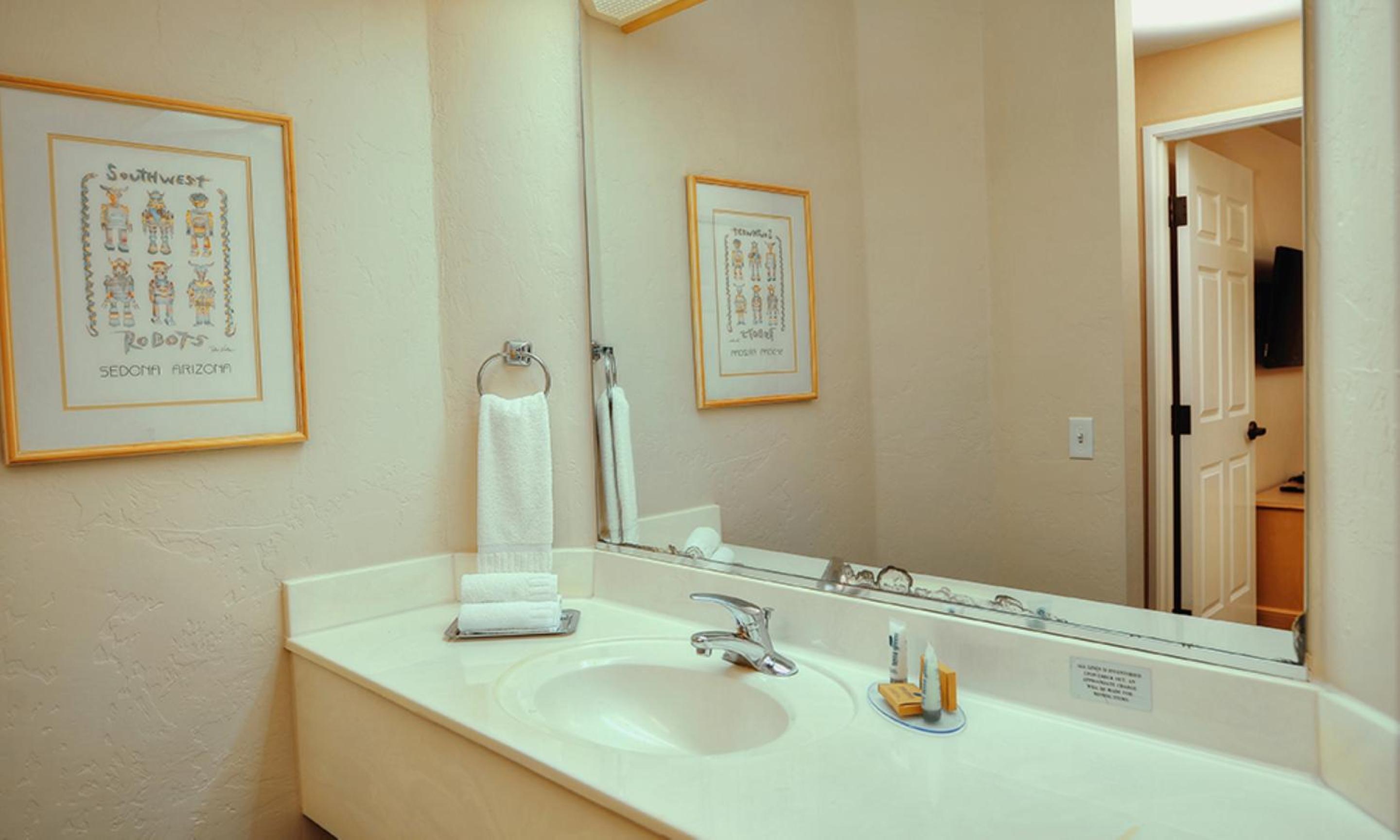 One-Bedroom King Suite with Sofa Bed photo 3