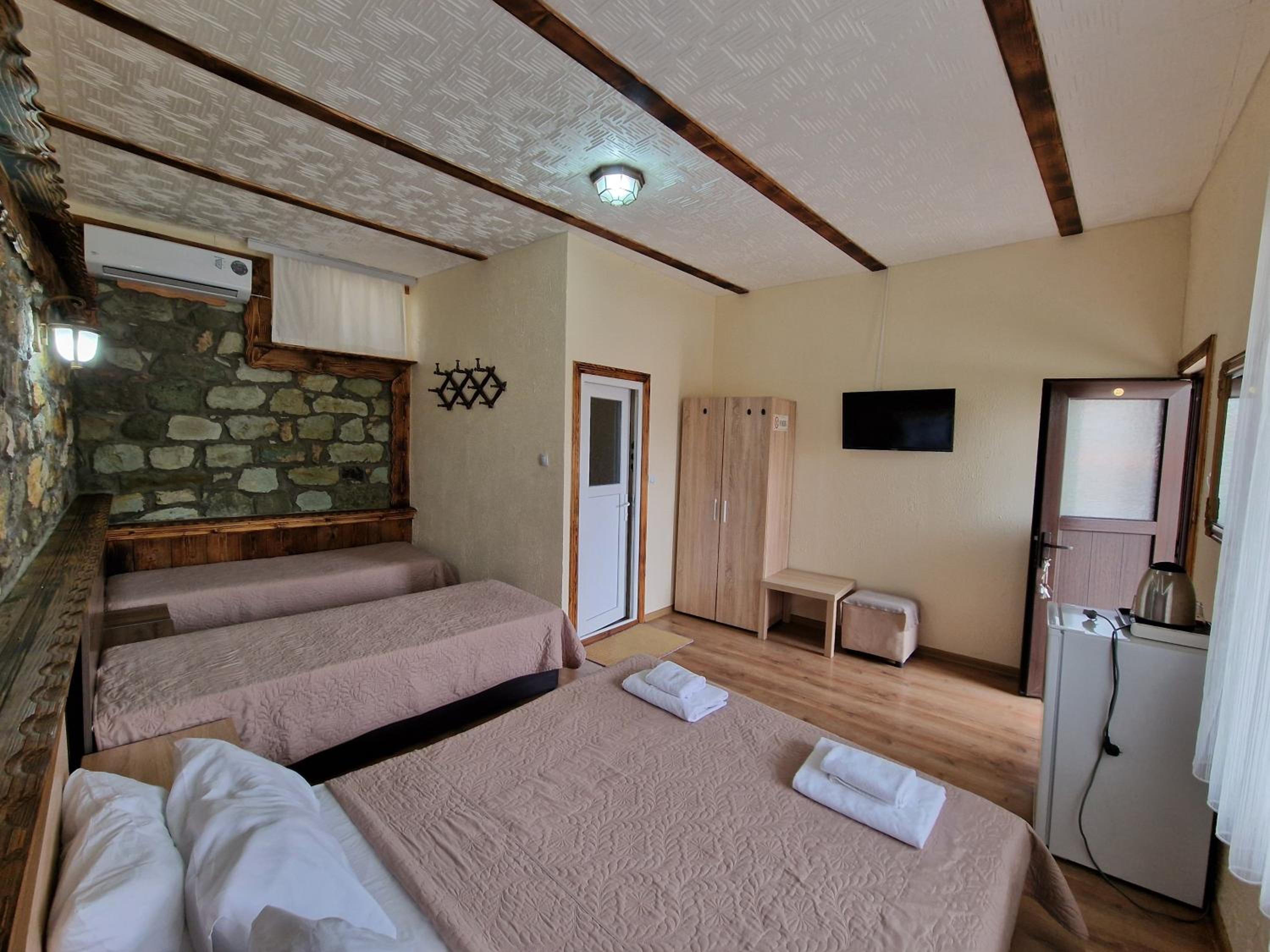 Quadruple Room with Garden View - Photo 3