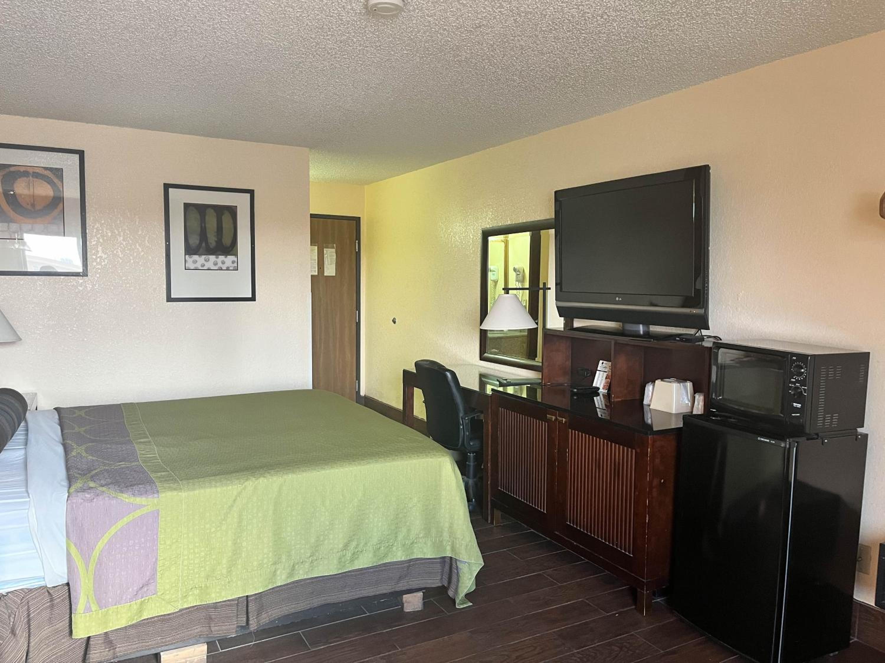 King Room with Roll-in Shower - Disability Access - smoking