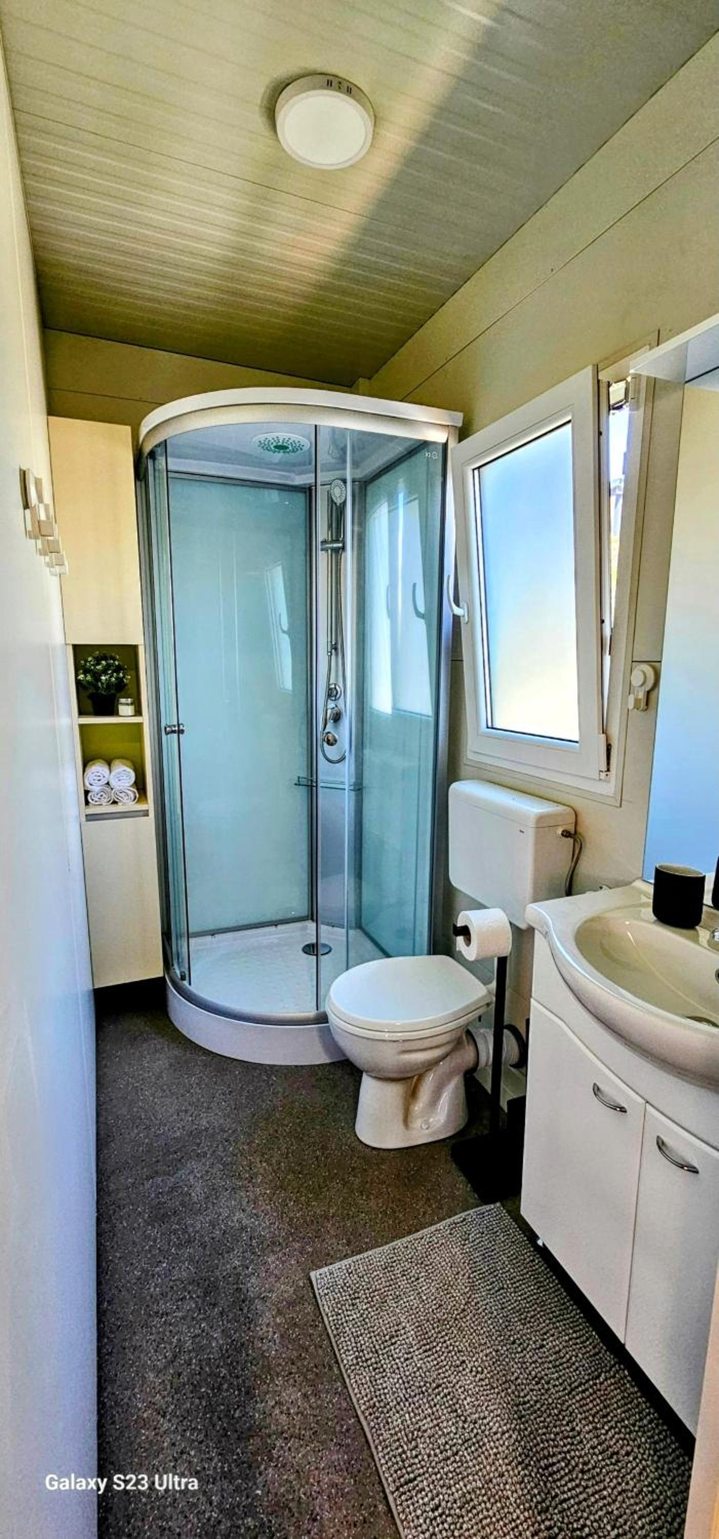 Mobile Home photo 3