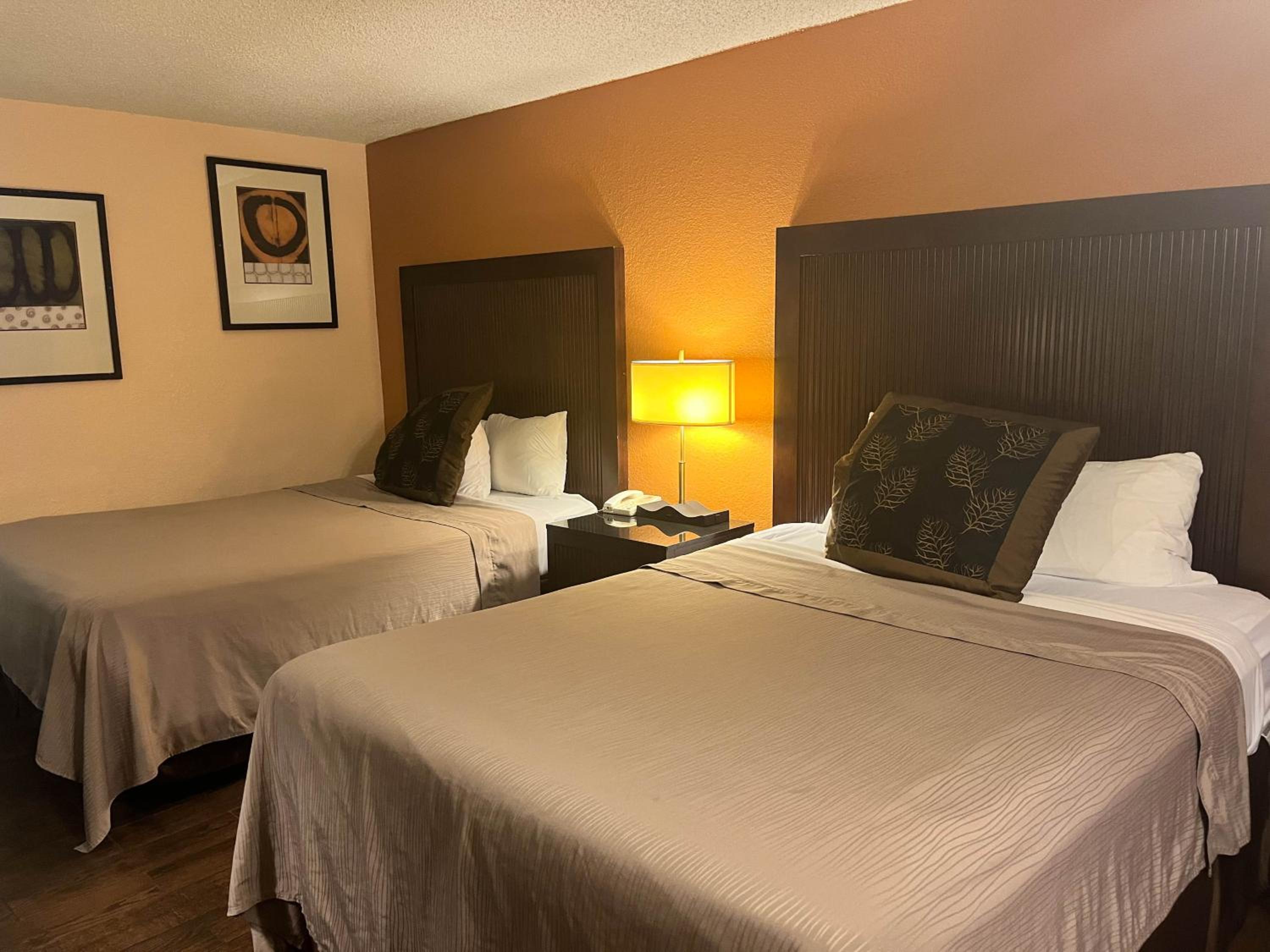 Queen Room with Two Queen Beds - Non-Smoking - Photo 2