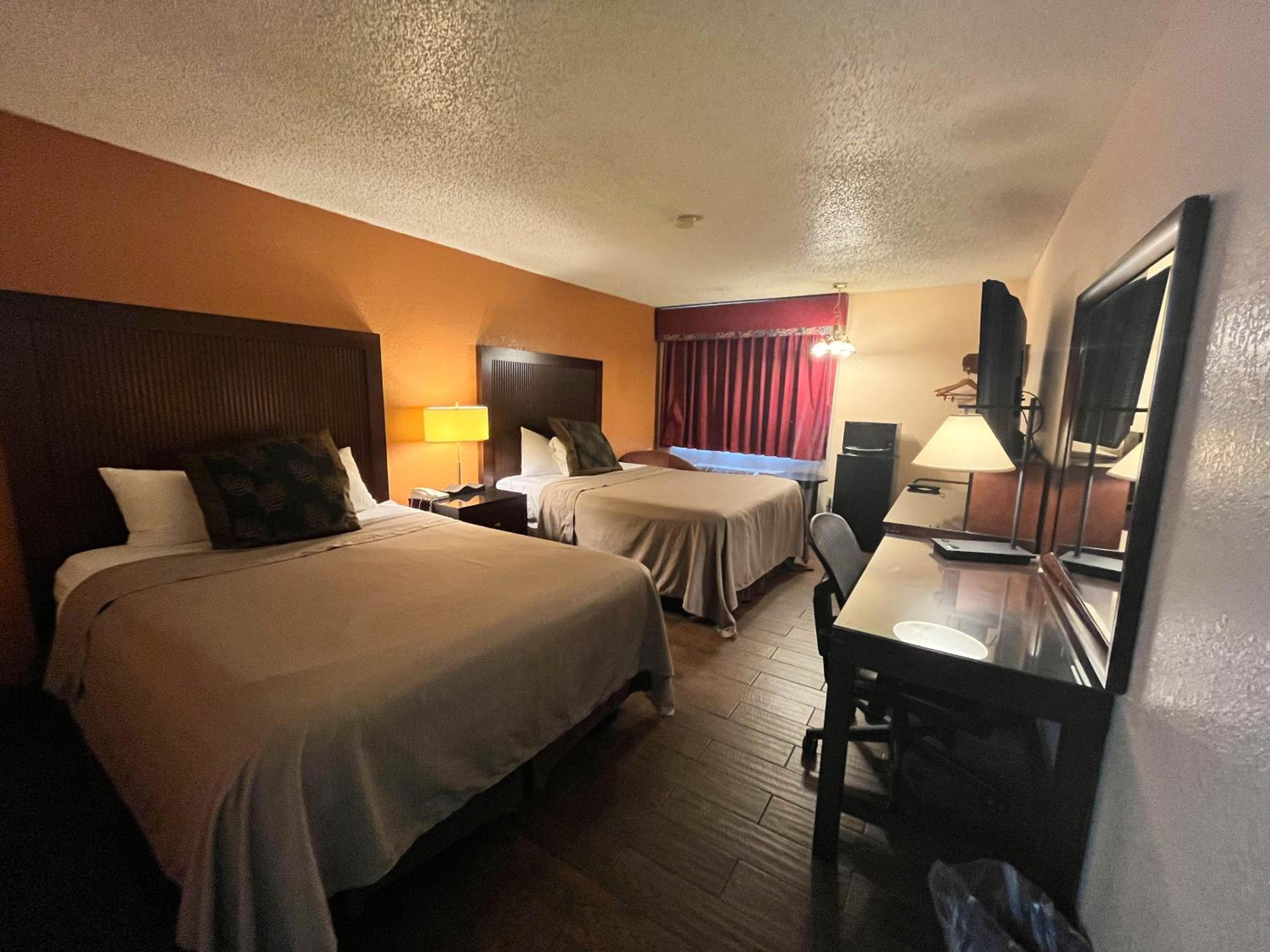 Queen Room with Two Queen Beds - Non-Smoking - Photo 4