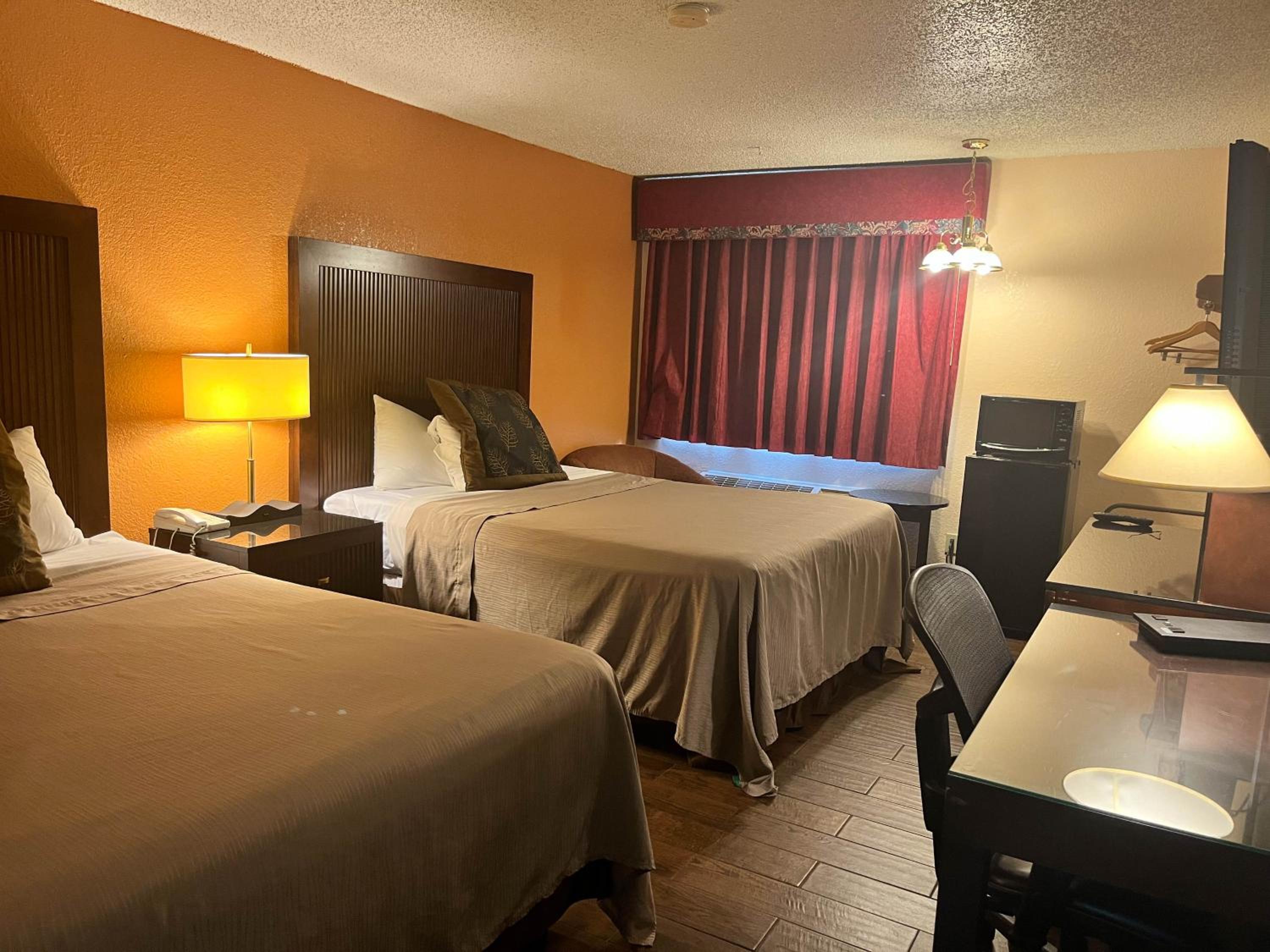 Queen Room with Two Queen Beds - Non-Smoking - Photo 5