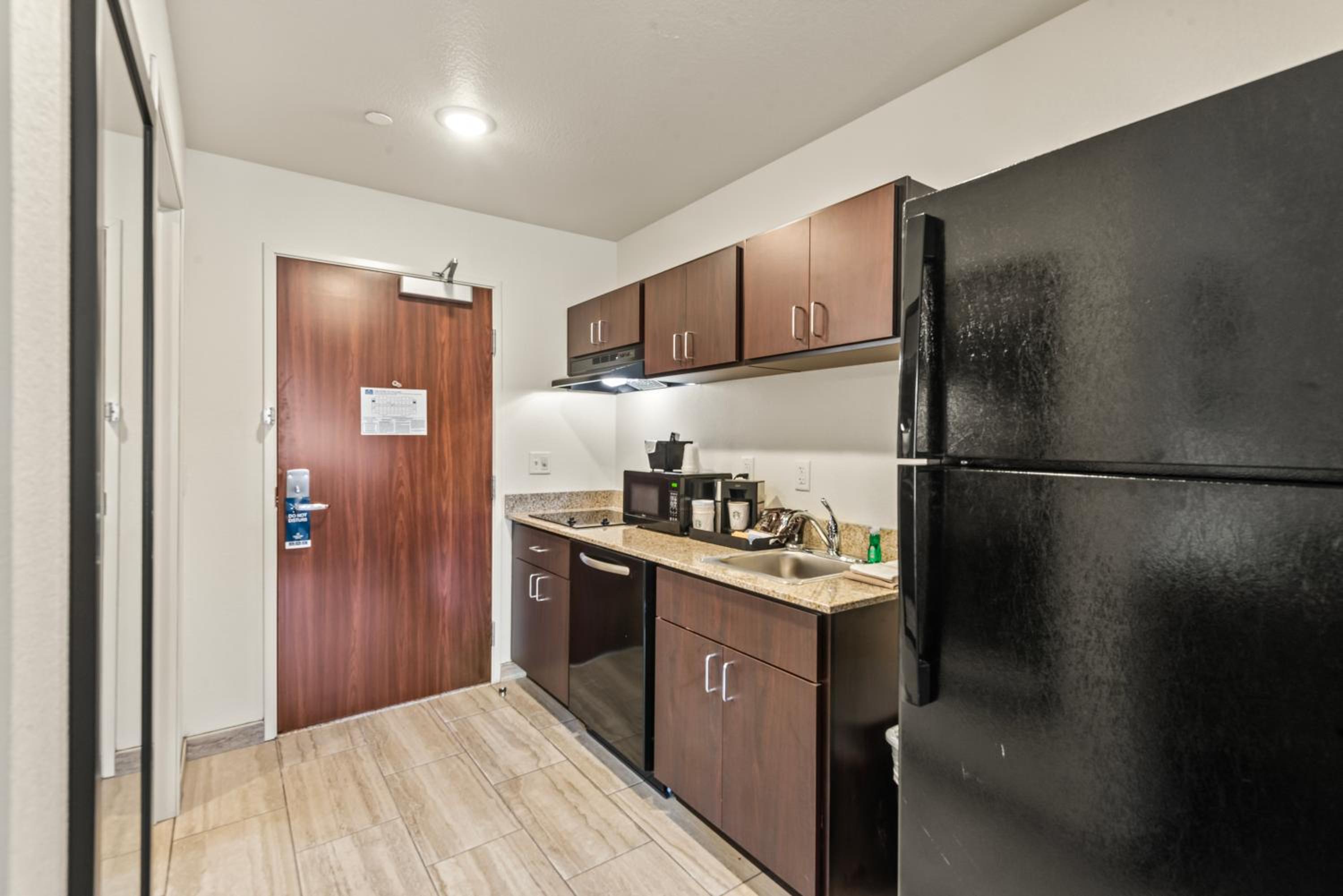 One-Bedroom Suite - Photo 5